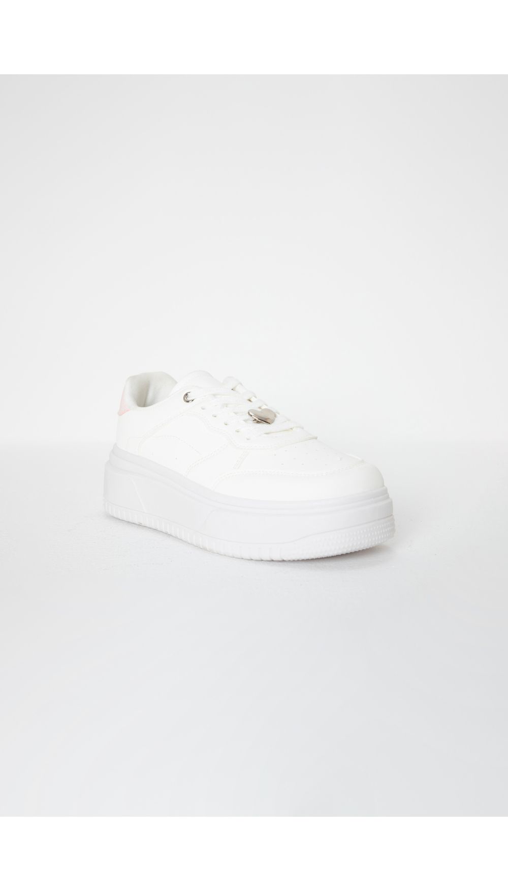 Tenis con talonera en contraste y corazon en cordones