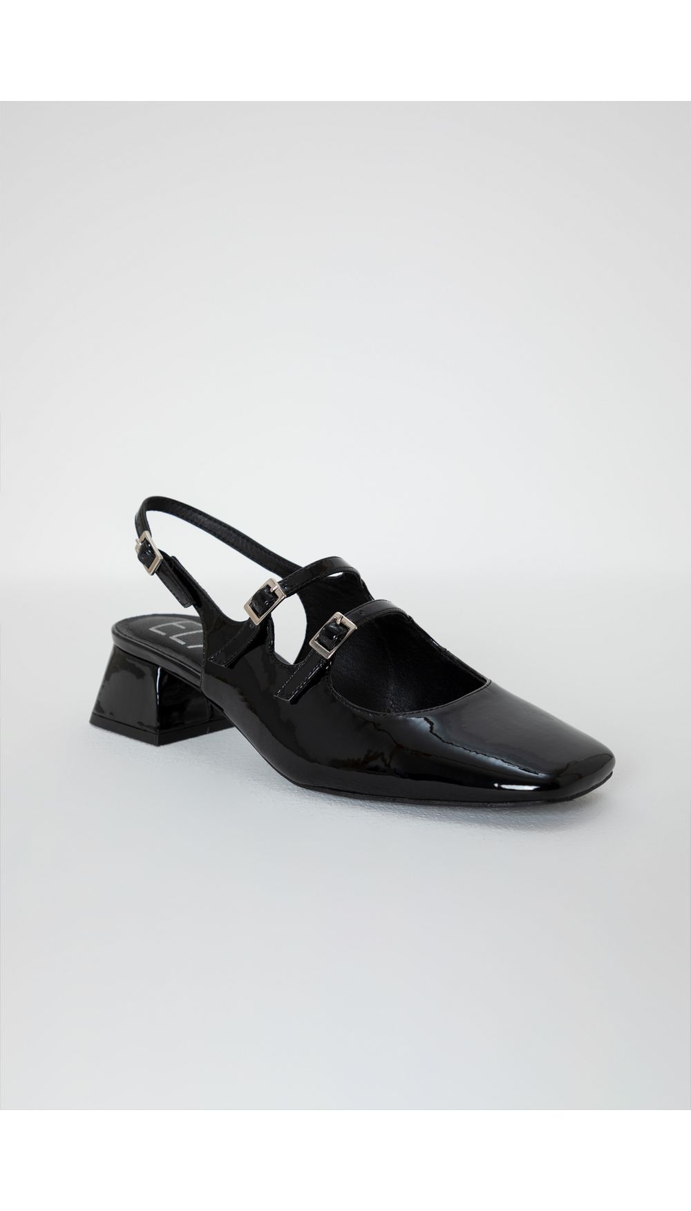 Zapato cerrado con hebillas