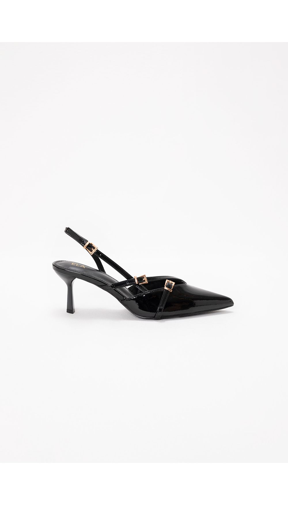 Zapato cerrado con hebilla en capellada