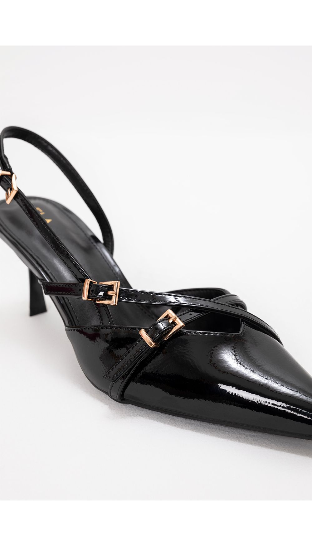 Zapato cerrado con hebilla en capellada