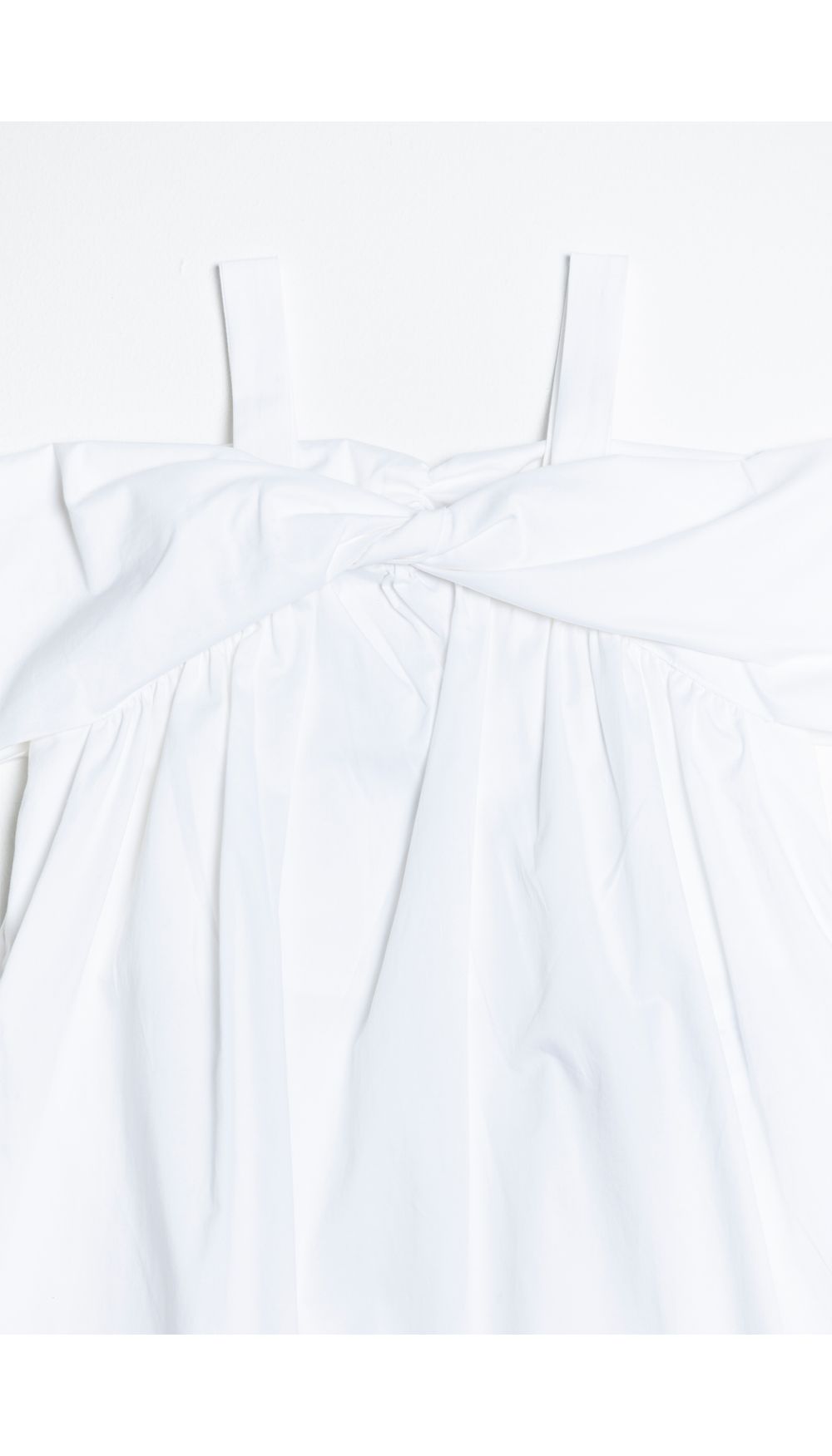 Vestido de niña con moño al frente