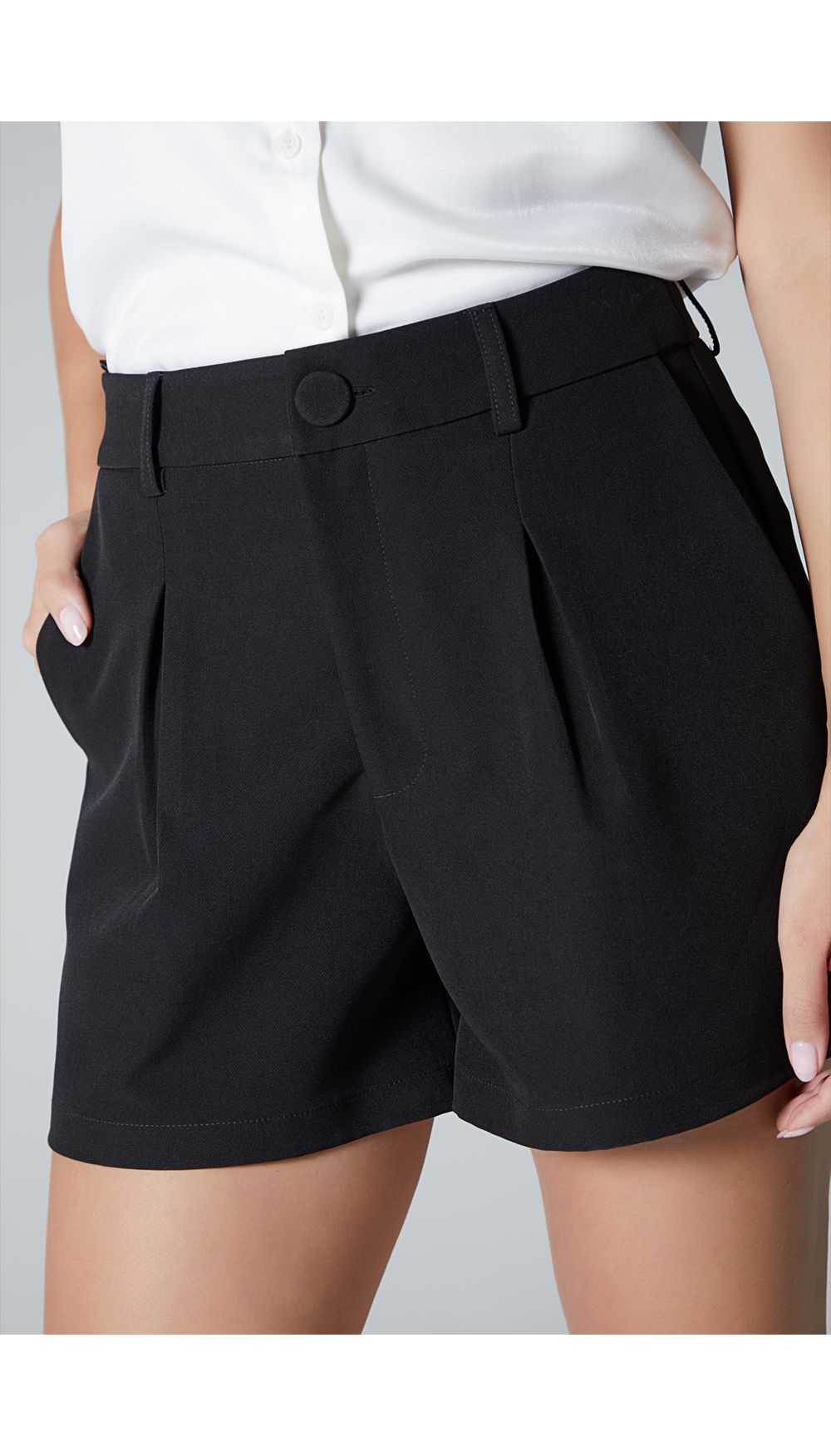 Short tiro alto con prenses para mujer