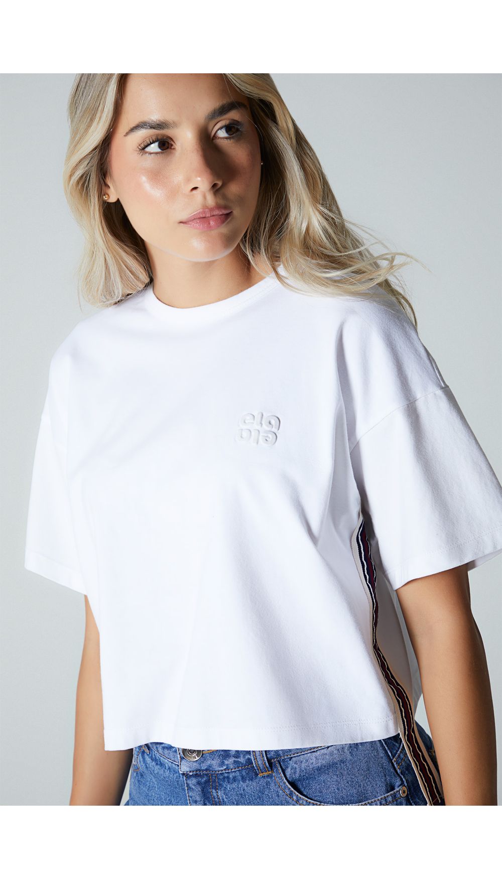 Camiseta manga corta con cinta decorativa en costados para mujer