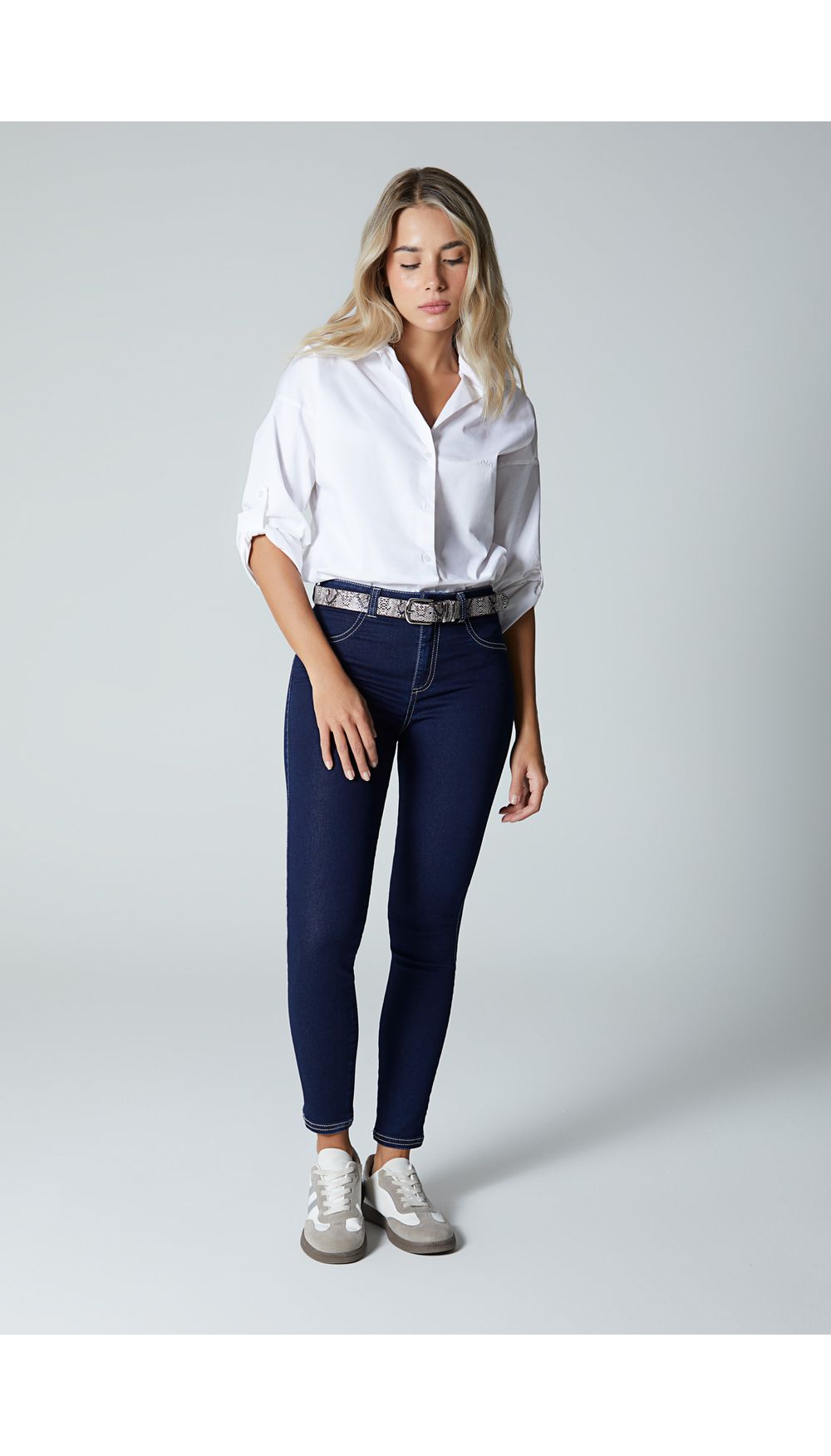 Jean para mujer  tiro medio skinny con correa