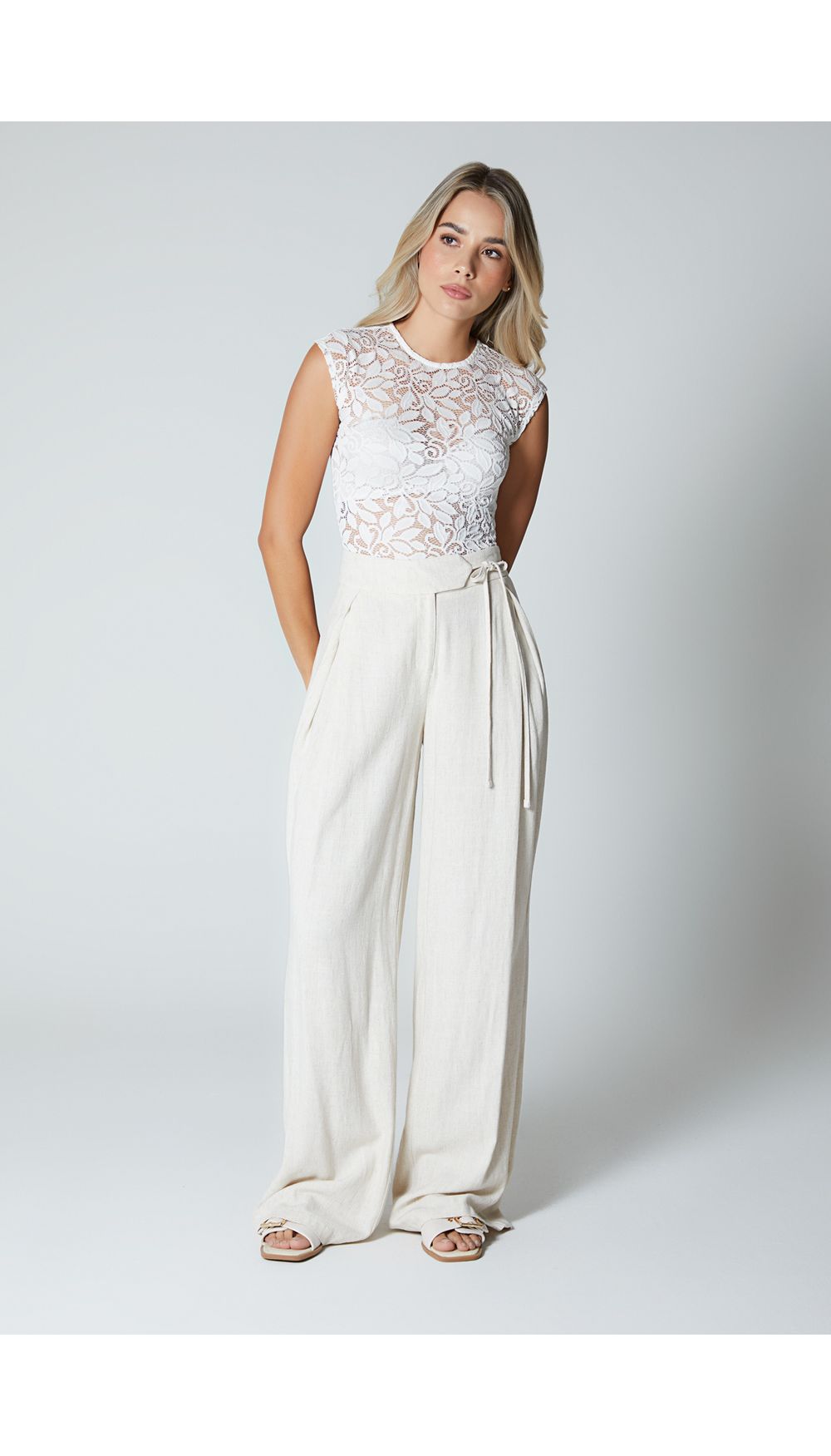 Pantalon tiro alto en lino con detalle p