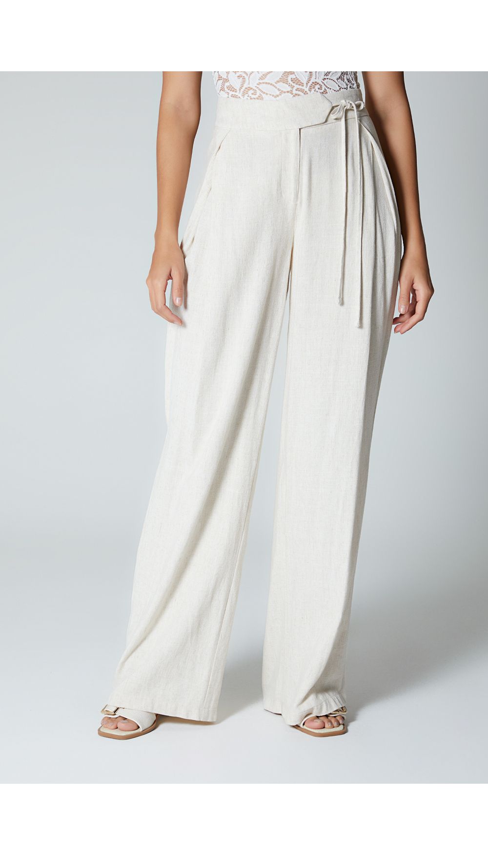 Pantalon tiro alto en lino con detalle p