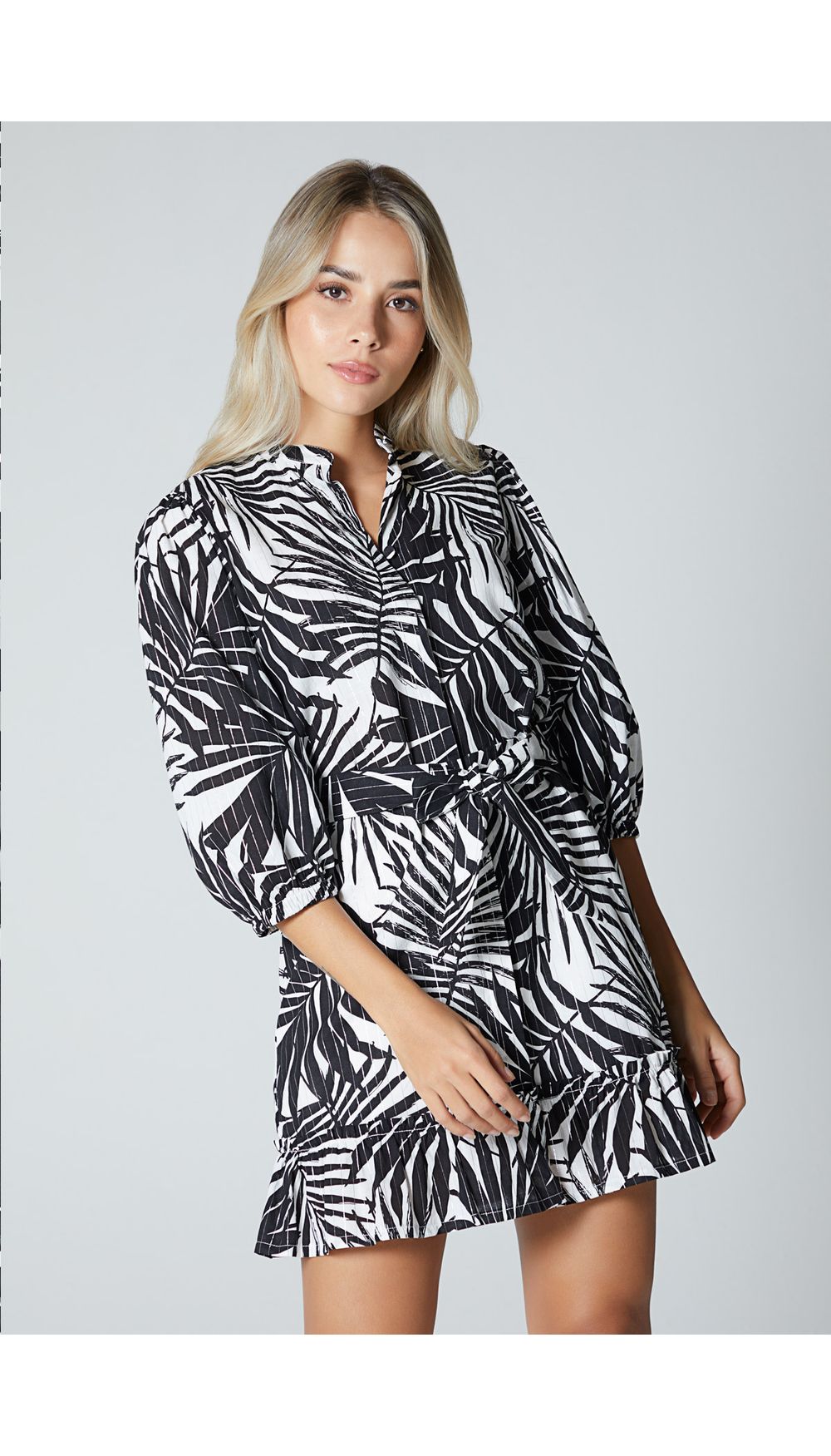 Vestido corto manga tres cuartos con cin