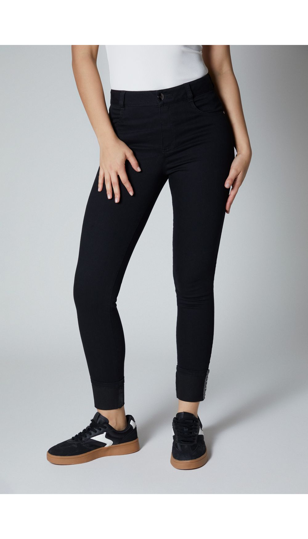 Jean para mujer tiro medio skinny con detalle en bota