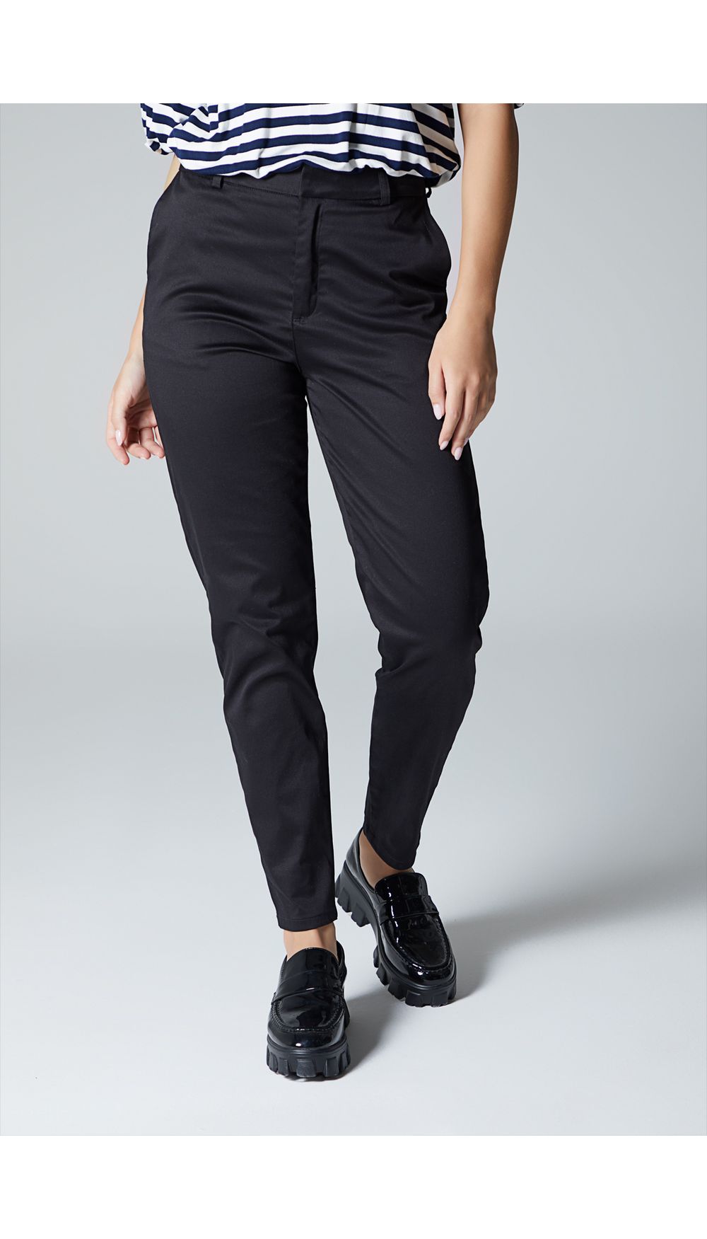 Pantalón chino básico.