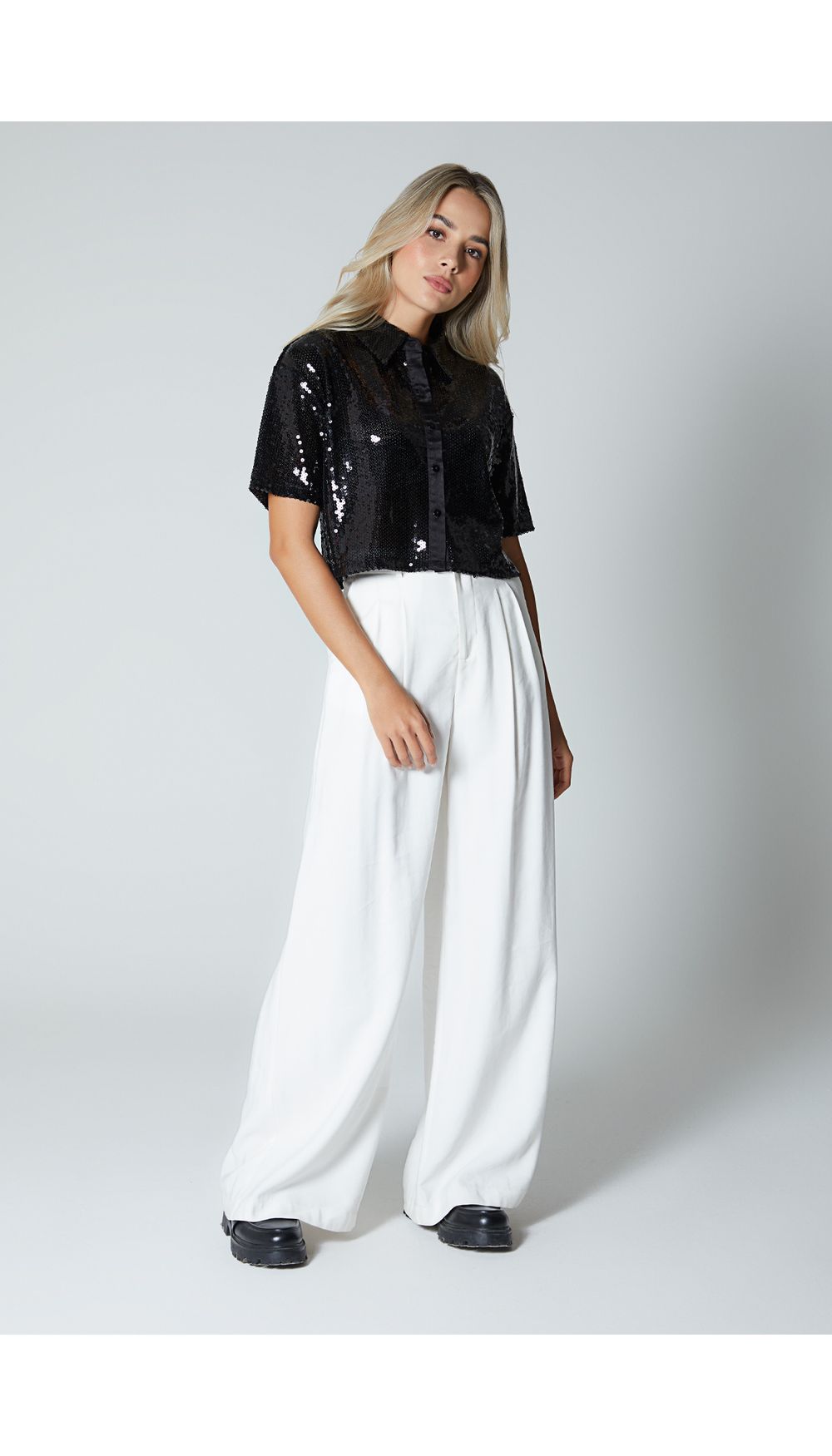 Blusa manga corta tipo camisera boxy para mujer