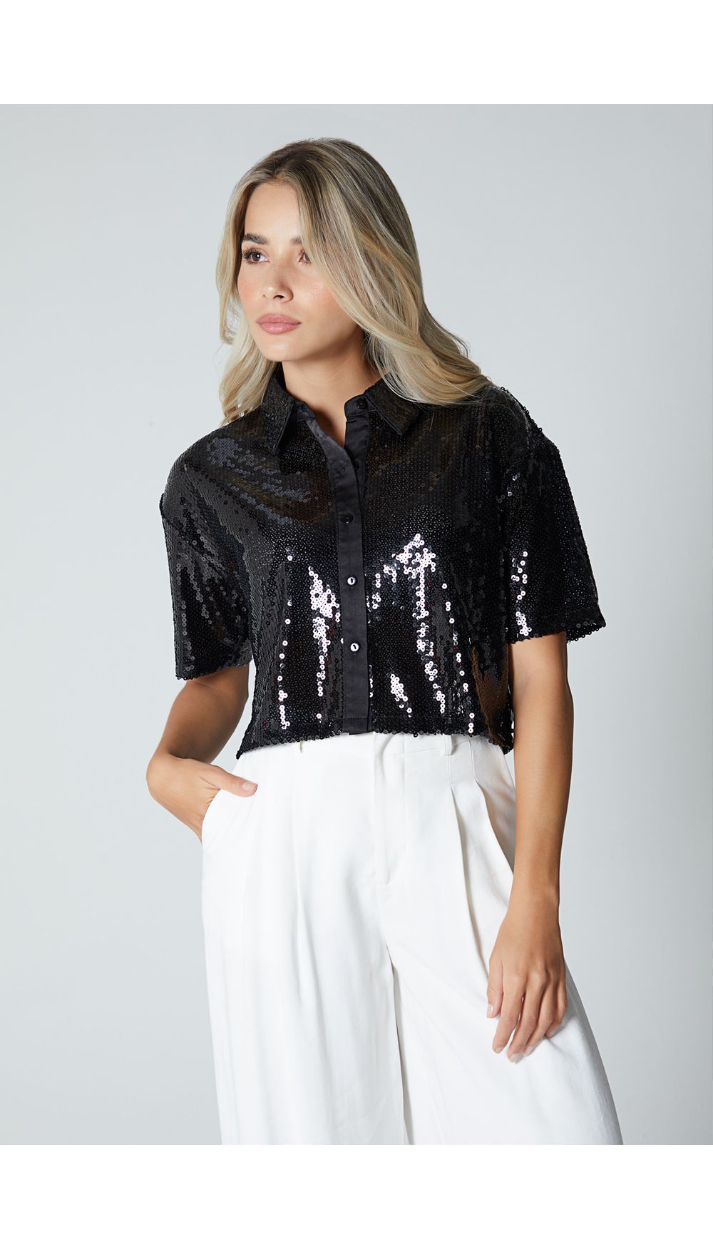 Blusa manga corta tipo camisera boxy para mujer