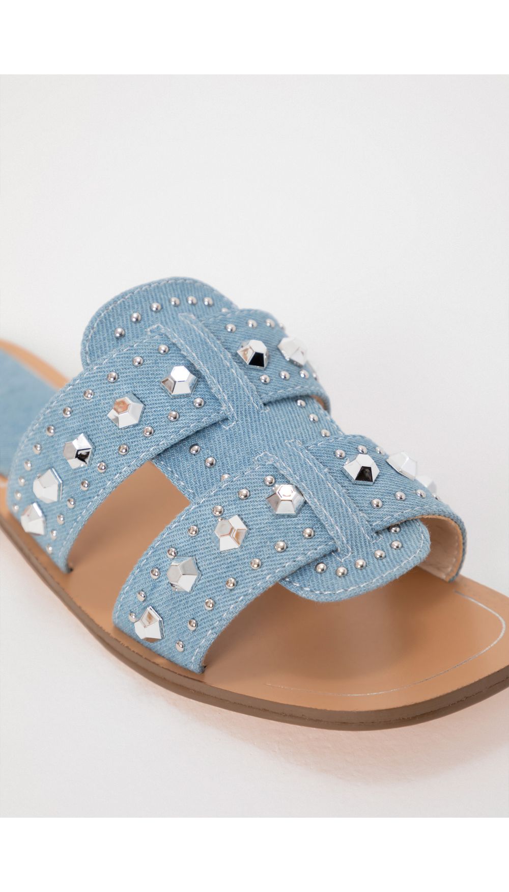 Sandalia plana denim y taches