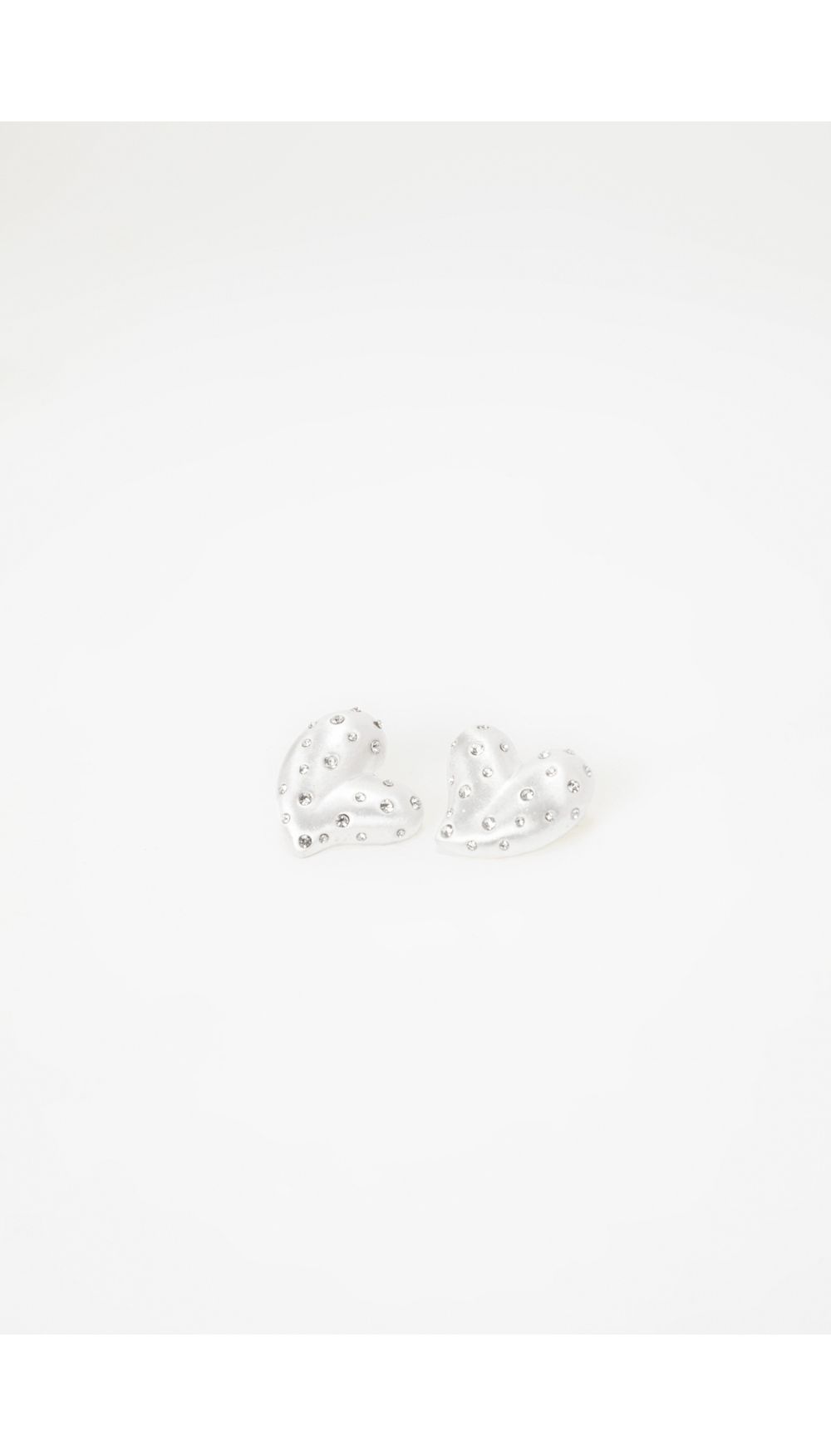 Aretes en forma de corazon con brillantes