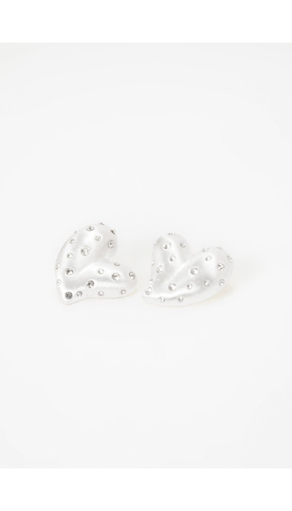 Aretes en forma de corazon con brillantes