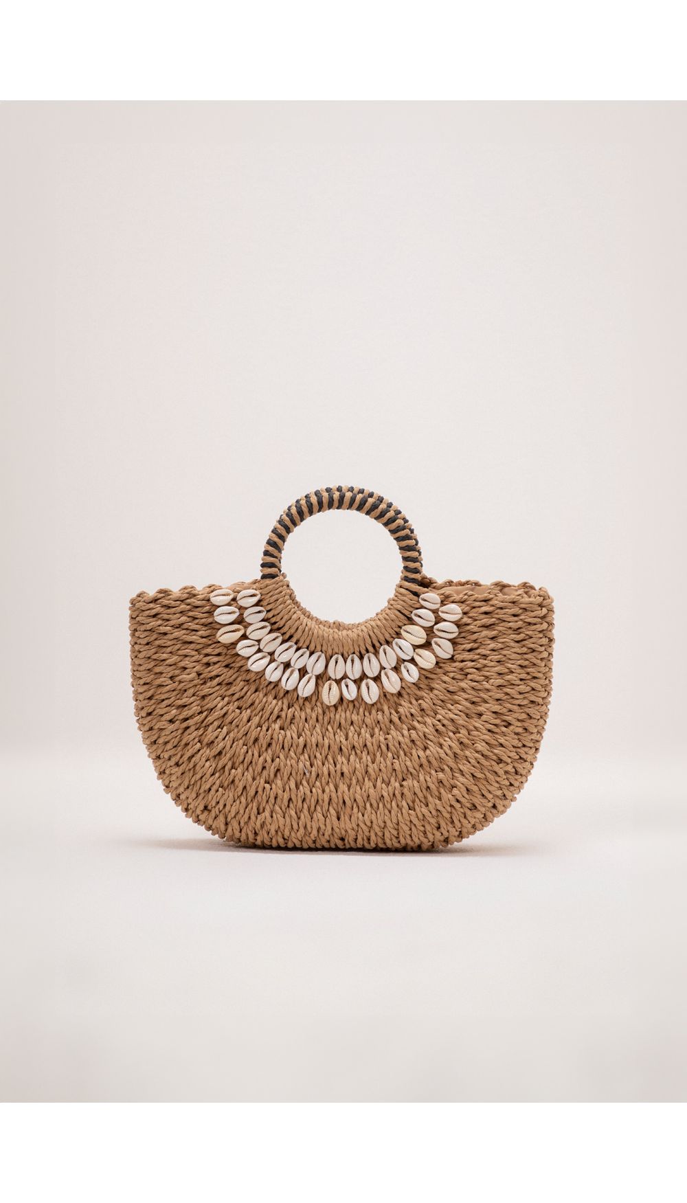Bolso organico con detalle de conchas