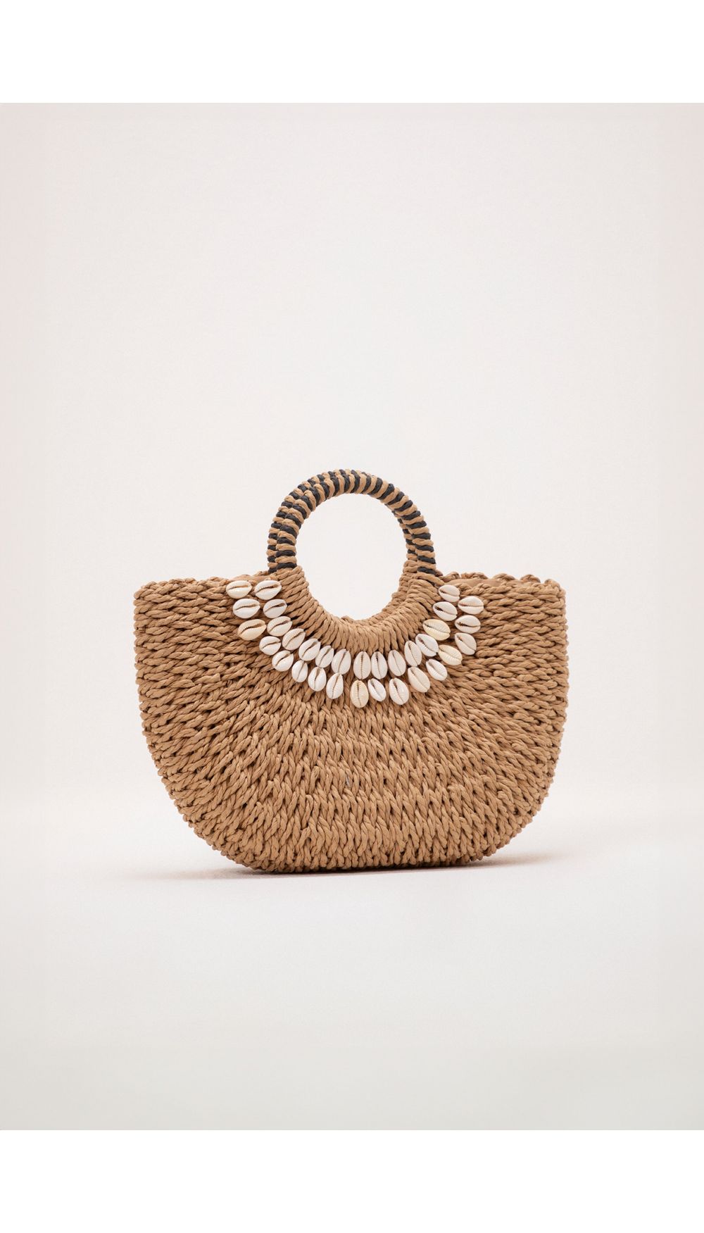 Bolso organico con detalle de conchas