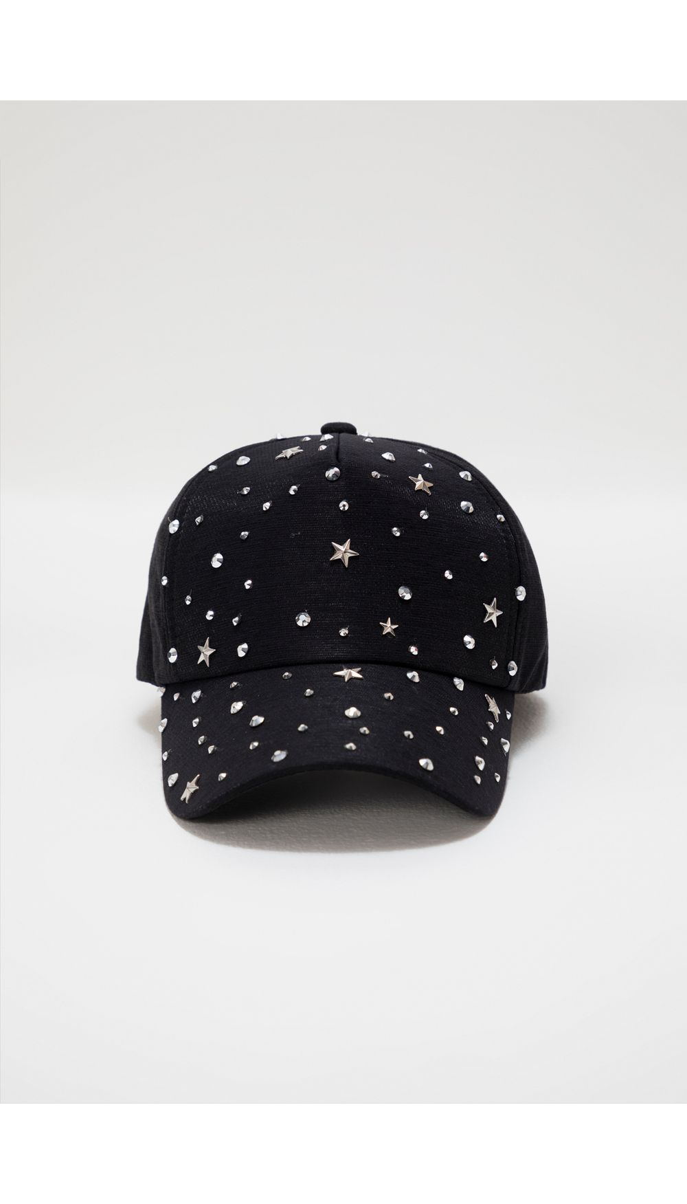 Gorra con apliques de estrellas
