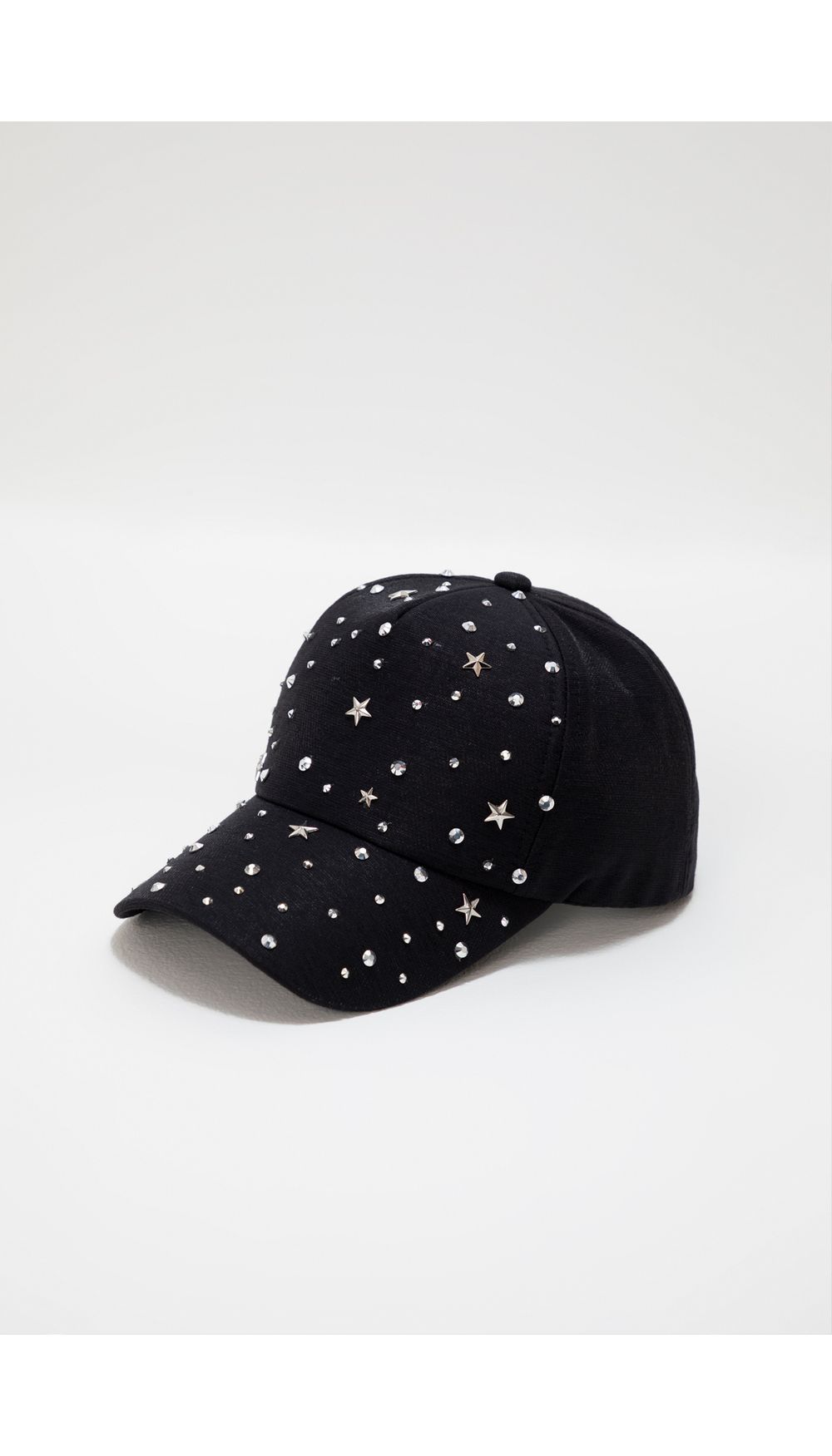 Gorra con apliques de estrellas