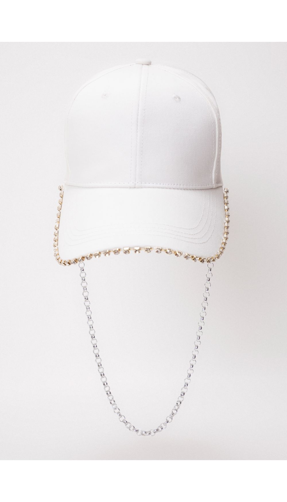 Gorra con aplique de brillo y cadena