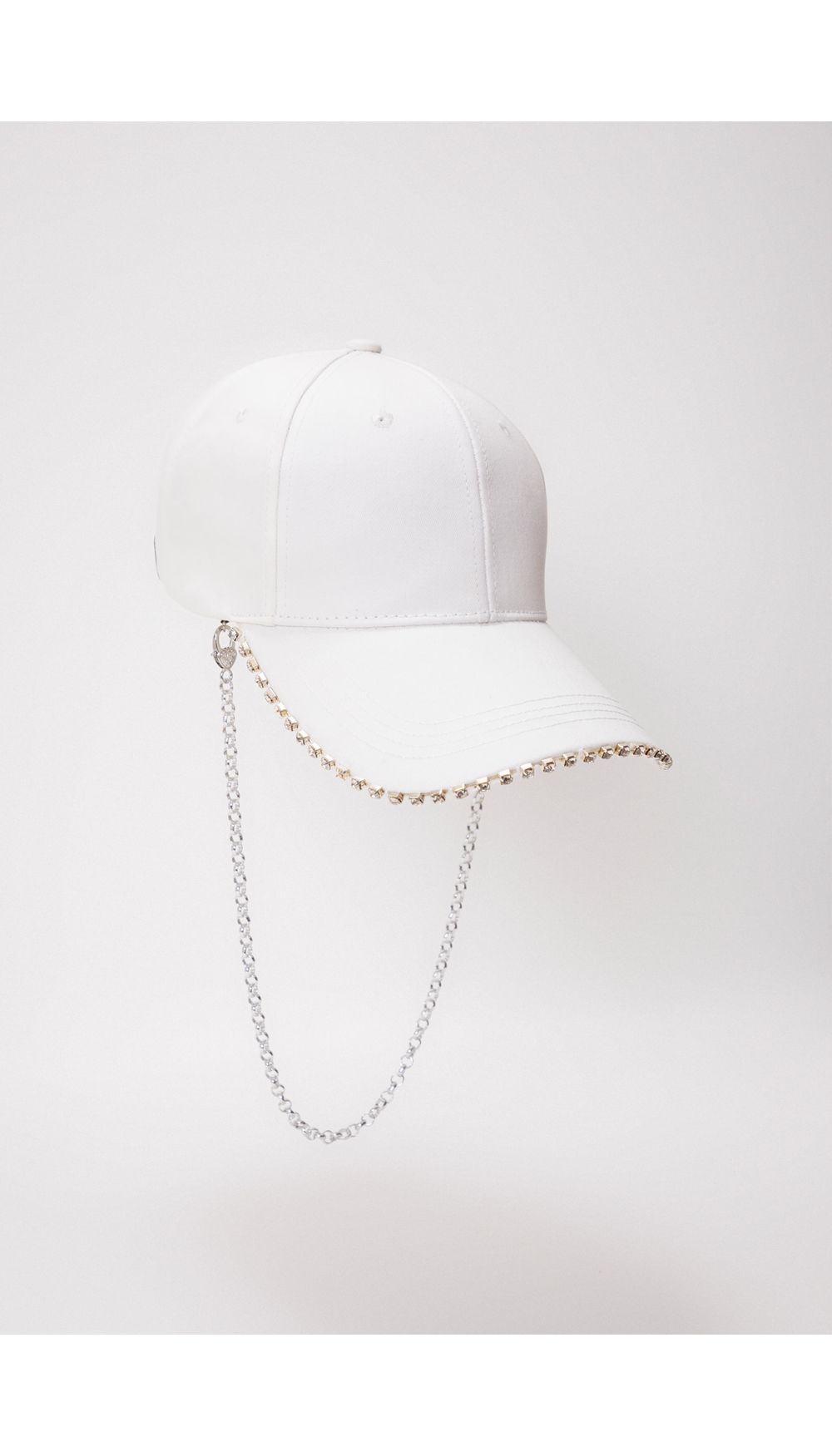 Gorra con aplique de brillo y cadena