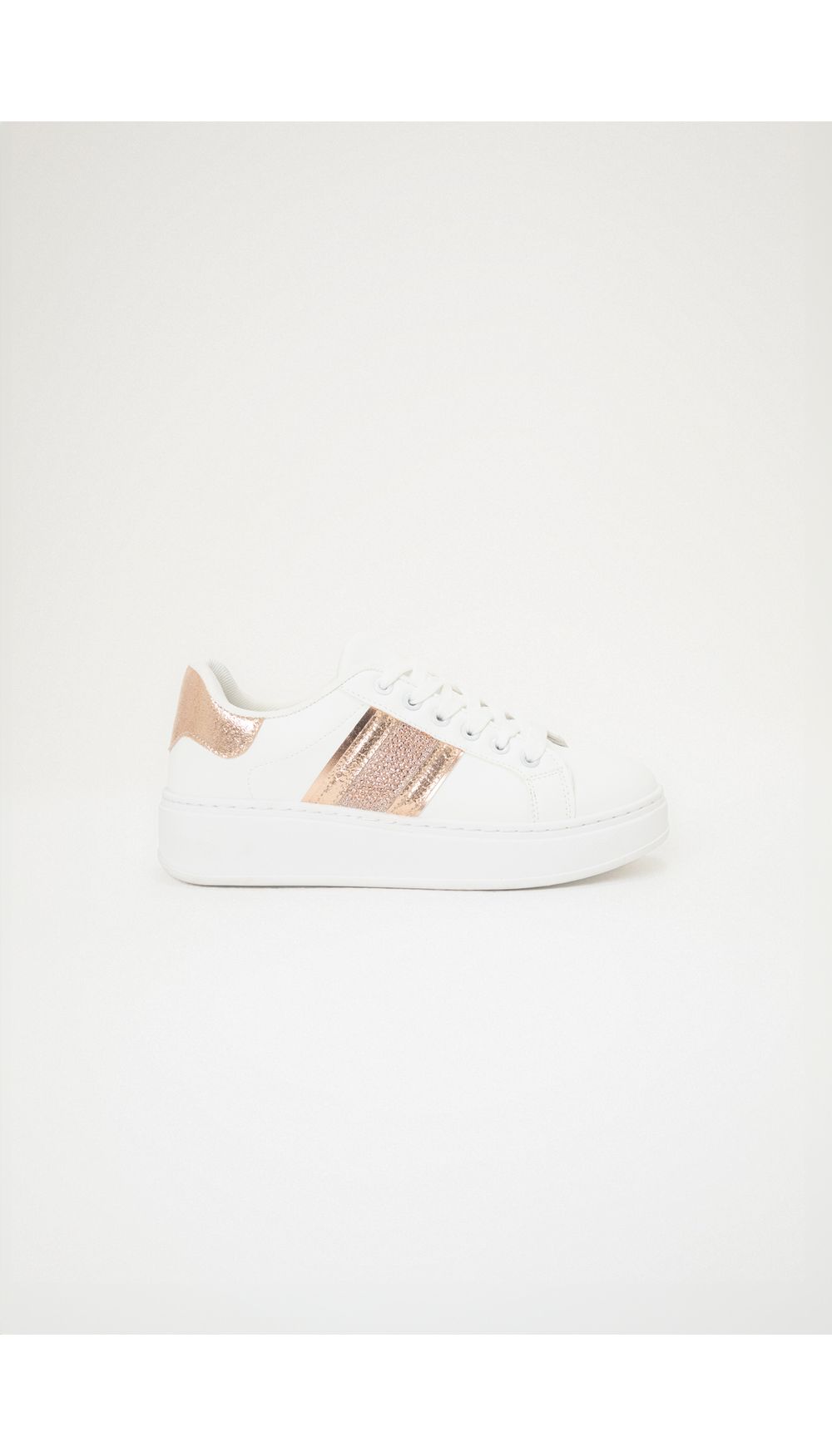 Tenis con detalles en lateral y talonera