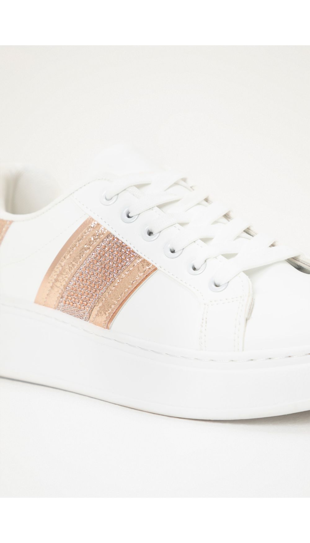 Tenis con detalles en lateral y talonera