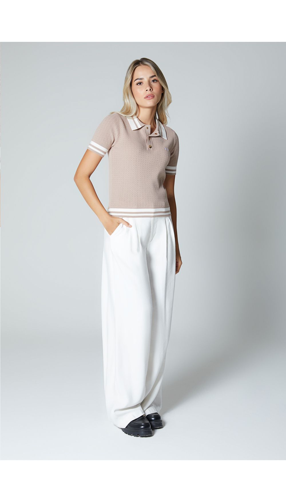Blusa tejida manga corta tipo polo para