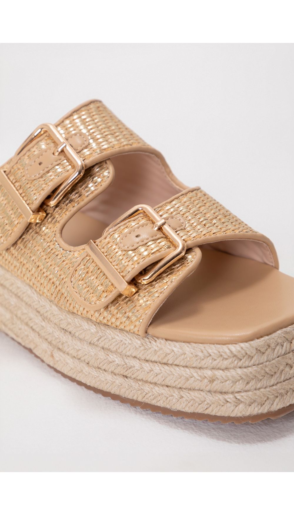 Sandalia plana hebillas y lurex