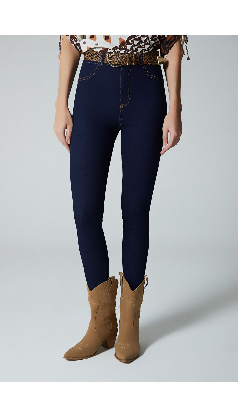 Jean skinny tiro alto con cinturón coste
