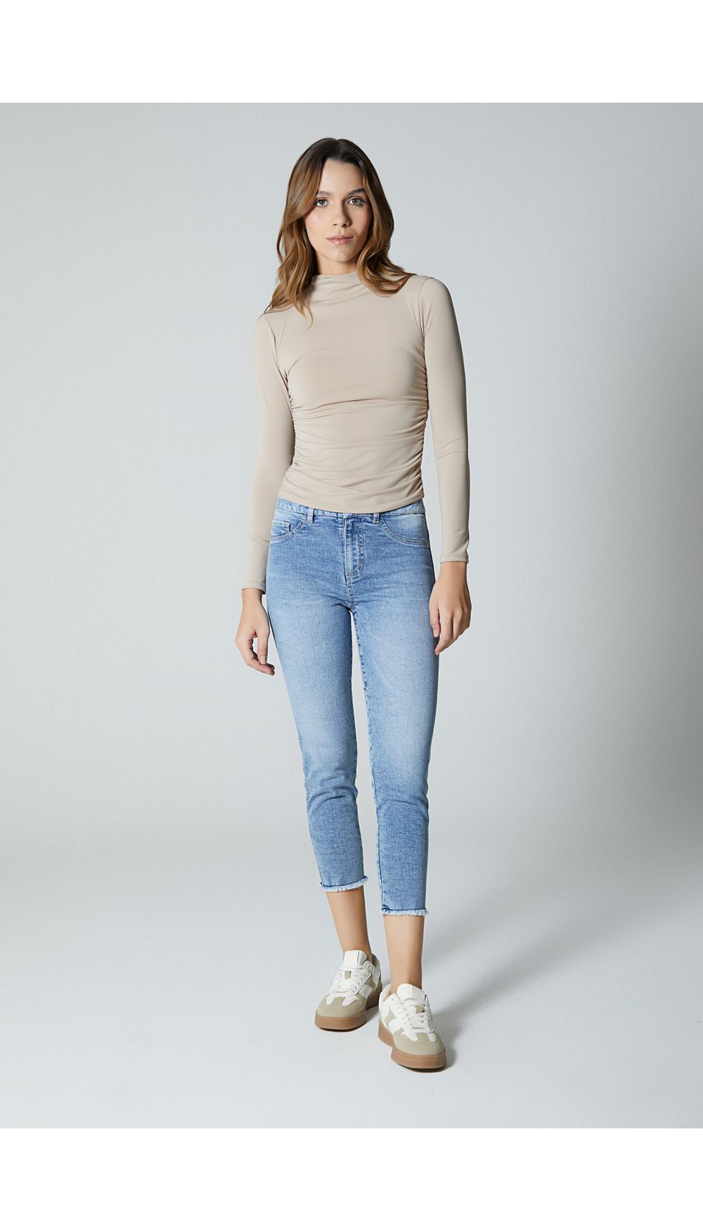 Jean para mujer  tiro medio capri  con corte cuchillas