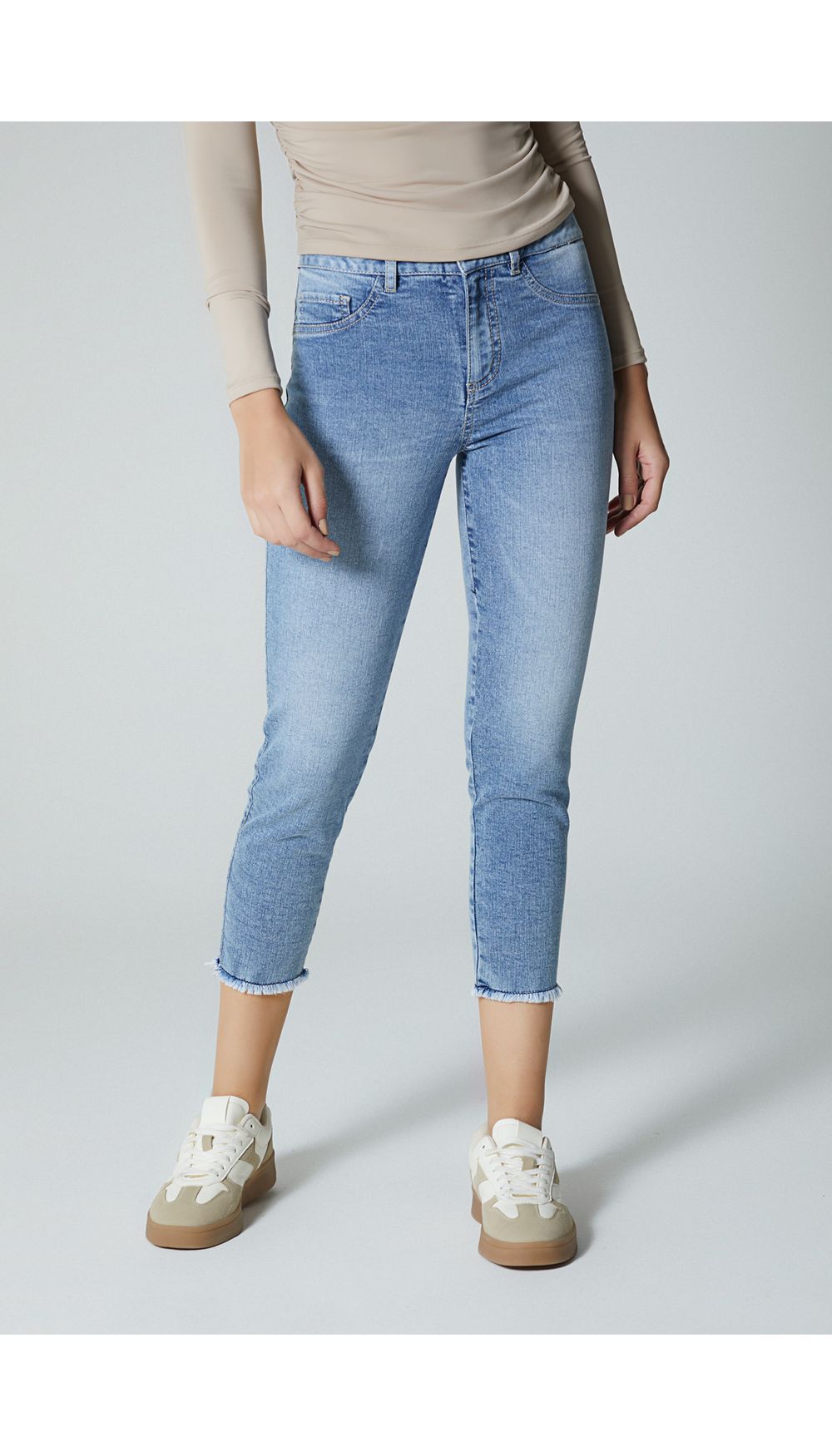 Jean para mujer  tiro medio capri  con c