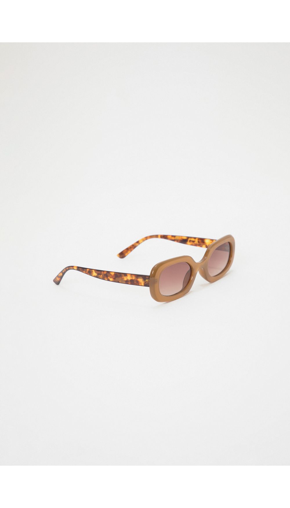 Gafas con marco ovalado patas en animal