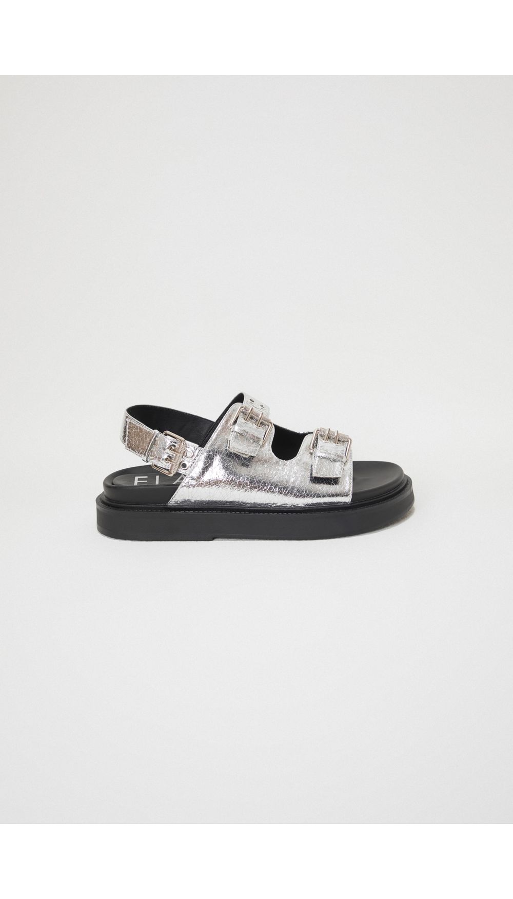 Sandalia plana con hebillas