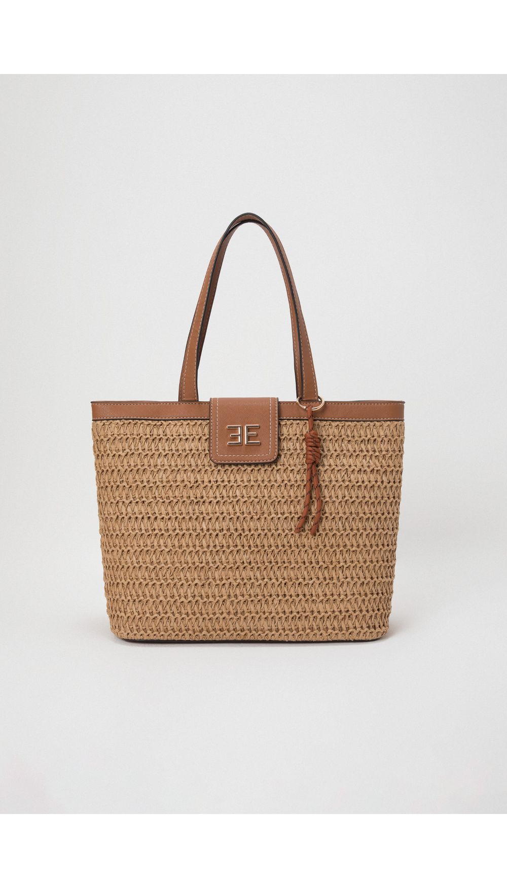 Bolso hombro con logro frontal