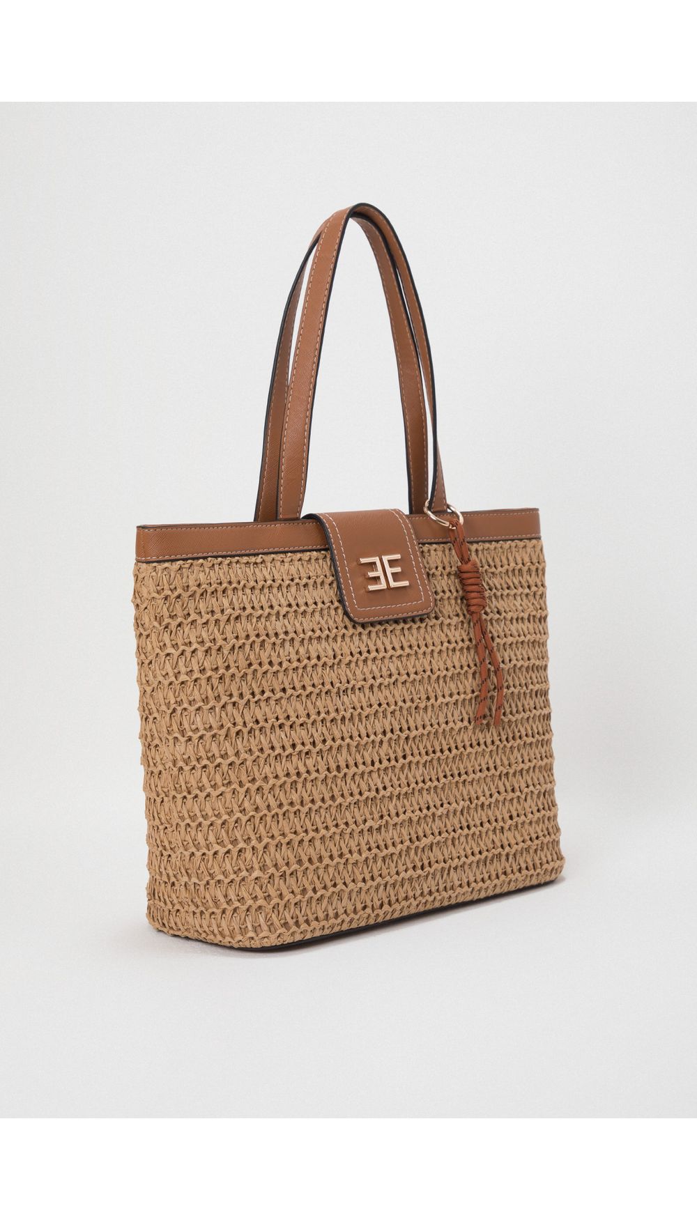 Bolso hombro con logro frontal