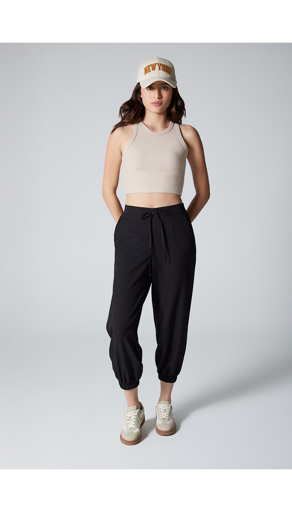 Pantalon tipo jogger con ruche en pretin