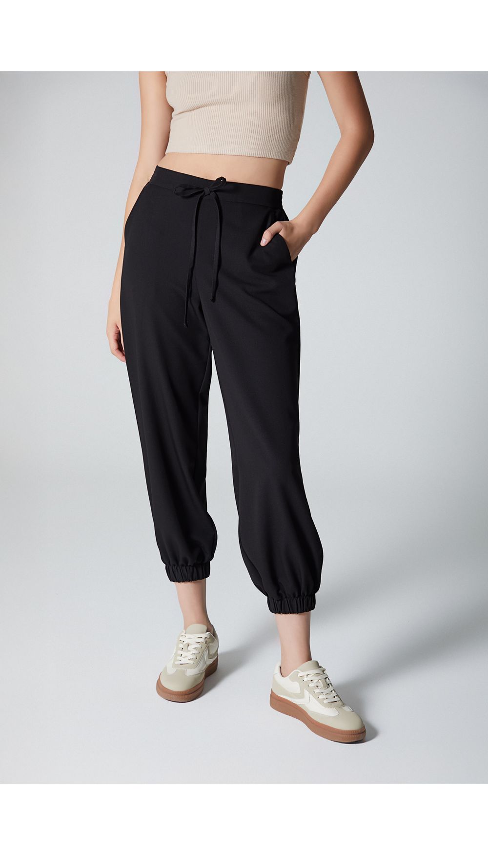 Pantalon tipo jogger con ruche en pretin