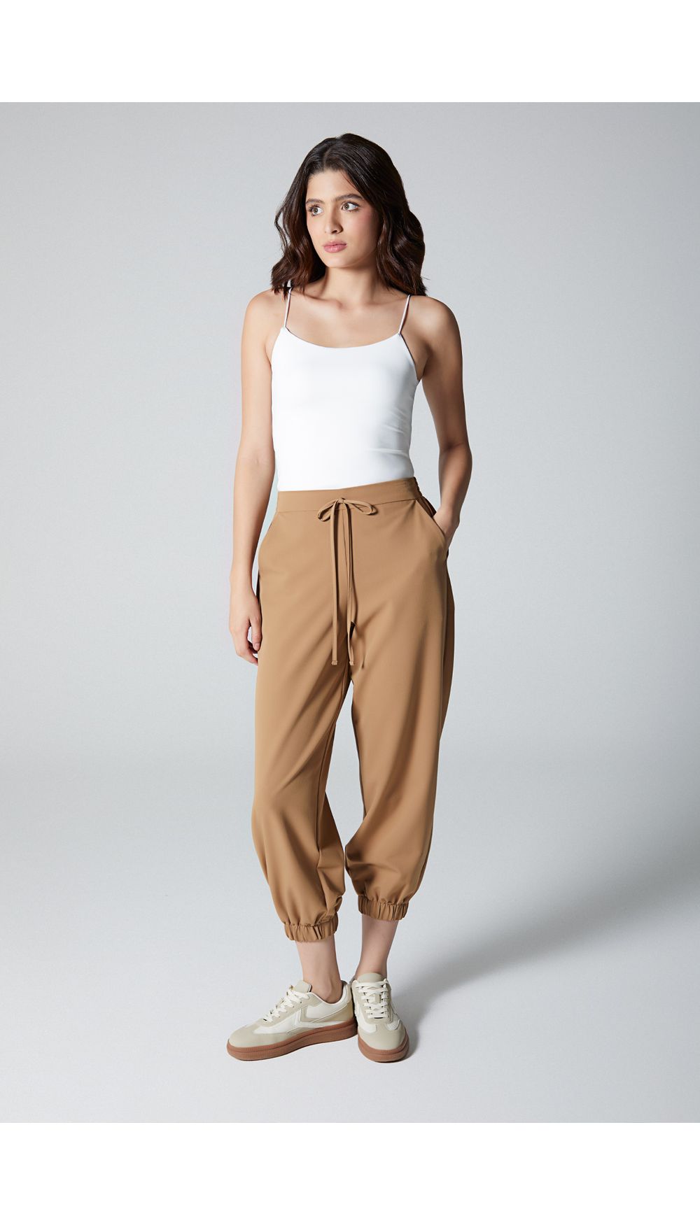 Pantalon tipo jogger con ruche en pretina para mujer