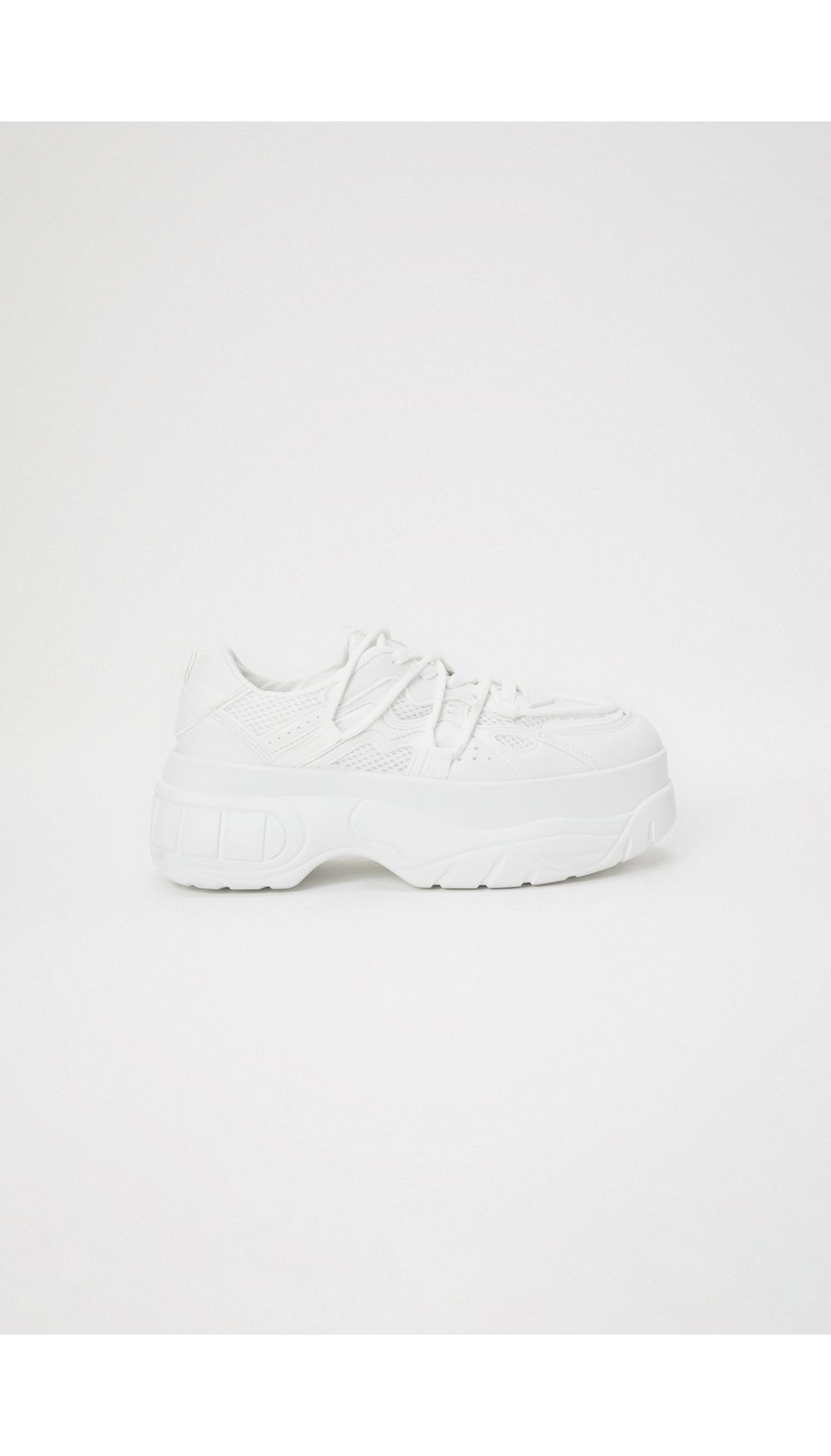 Tenis suela gruesa cordones cruzados