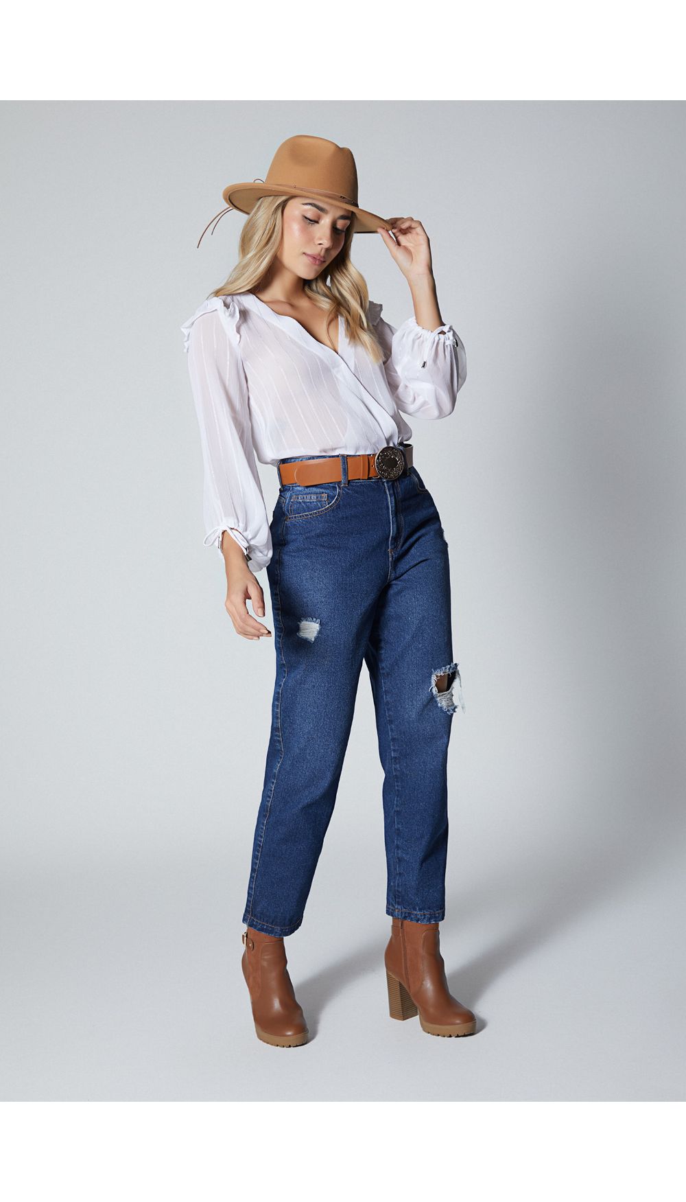 Jeans boyfriend tiro alto con cinturón.