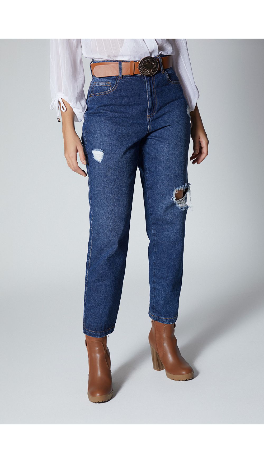 Jeans boyfriend tiro alto con cinturón.