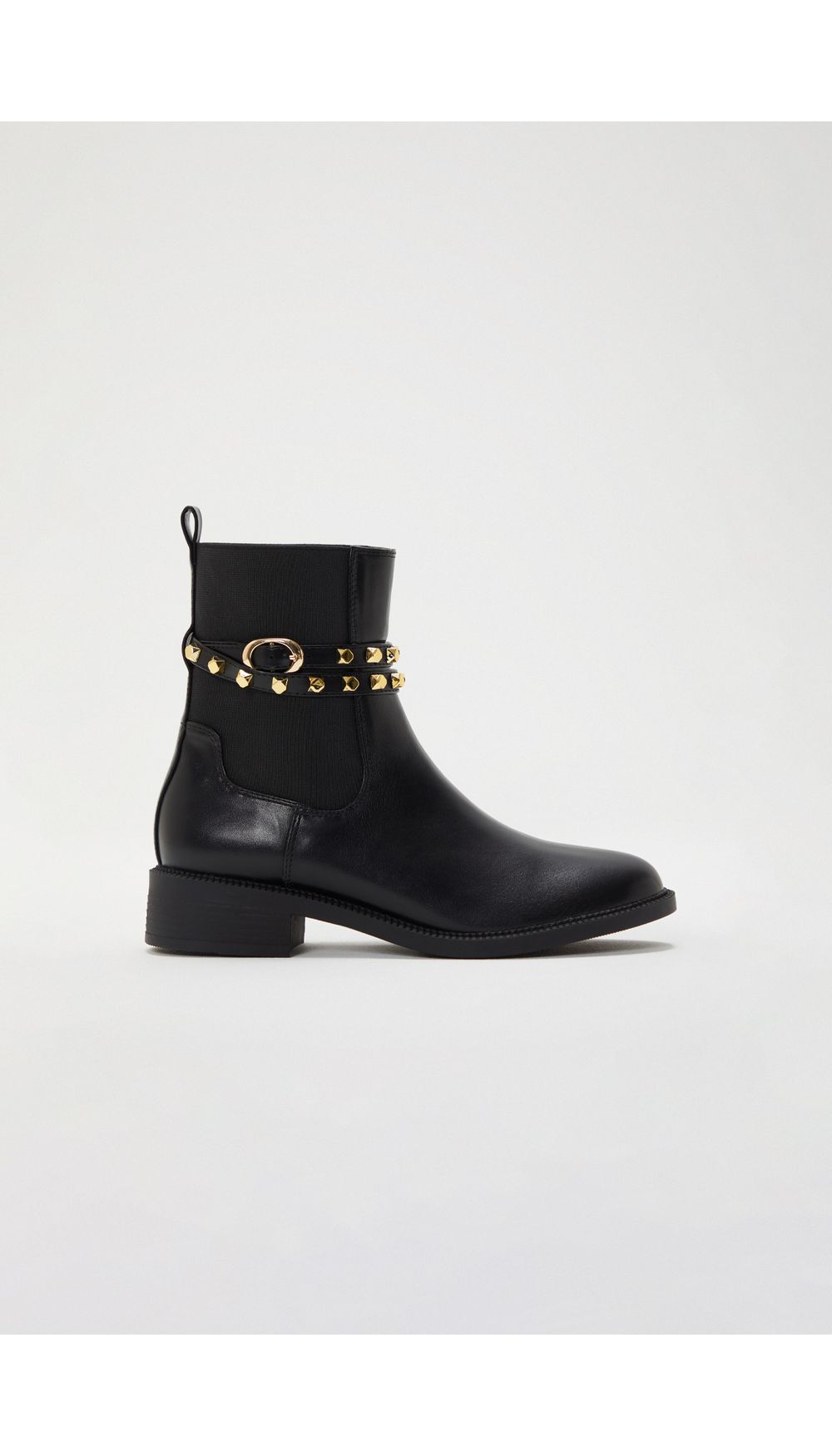 Botin con insumo de taches y hebilla en