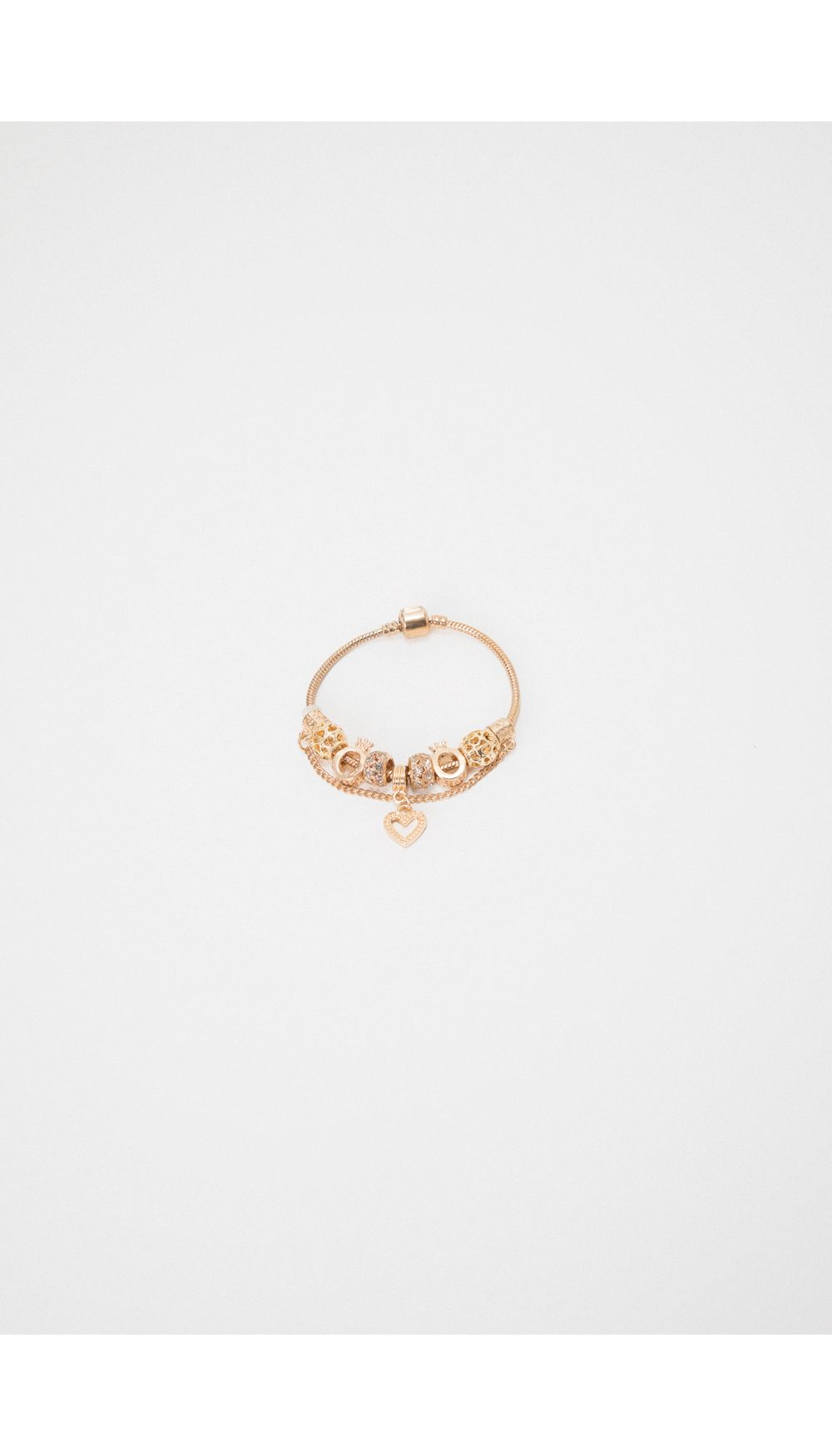 Pulsera con diferentes figuras colgantes