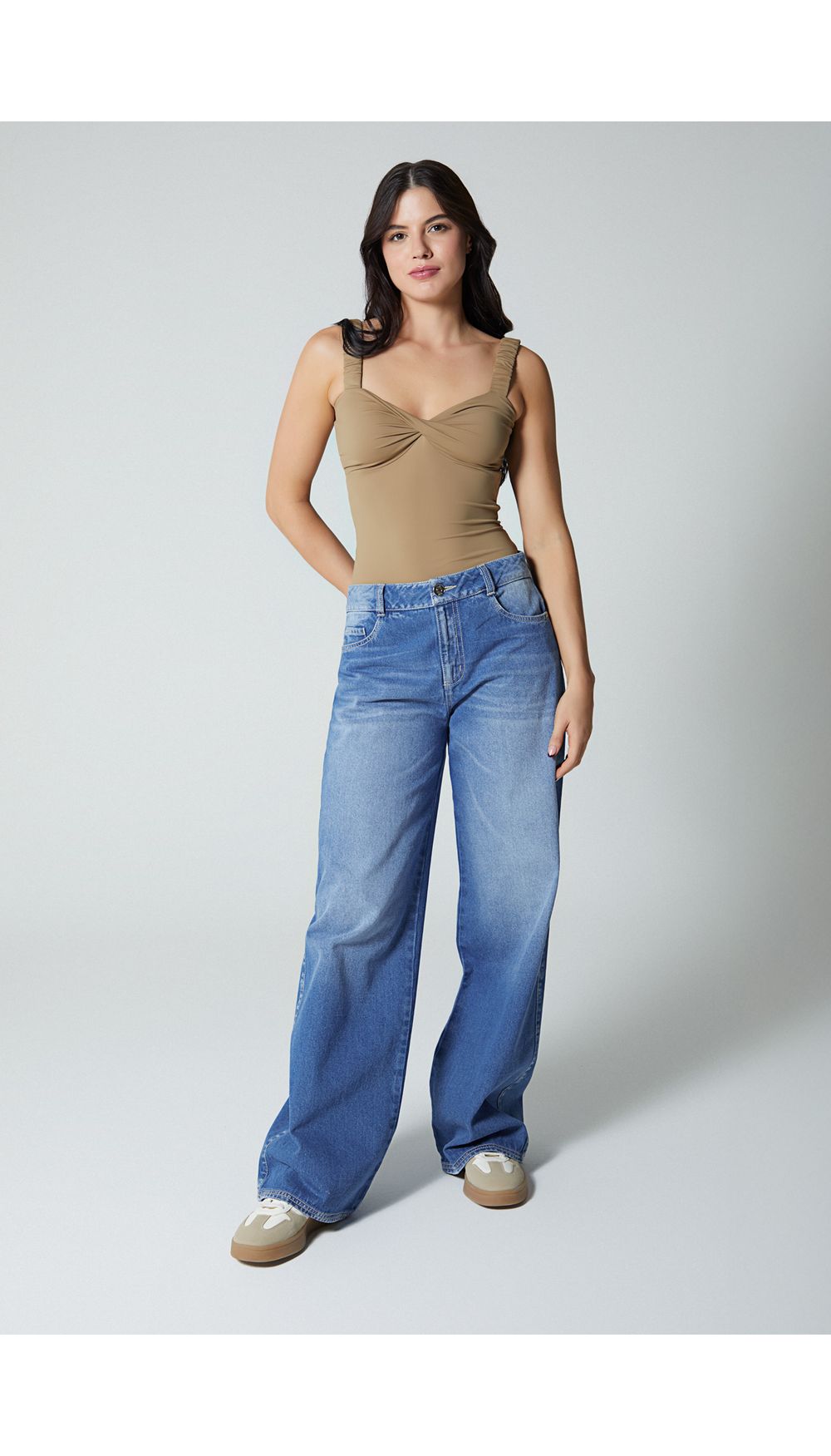 Blusa de tiras con entorche en busto para mujer