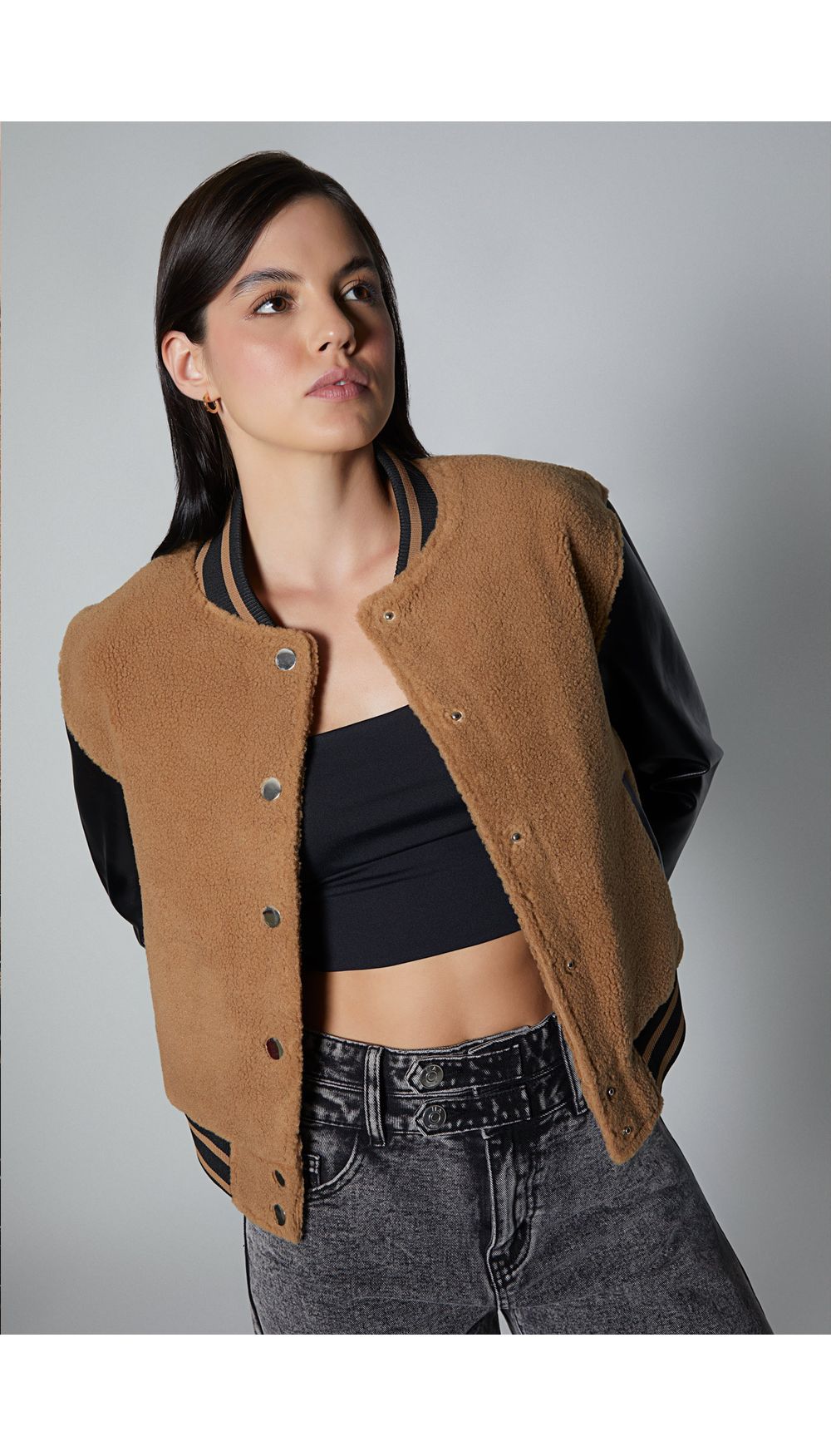 Chaqueta bomber combinada con mangas en pu para mujer
