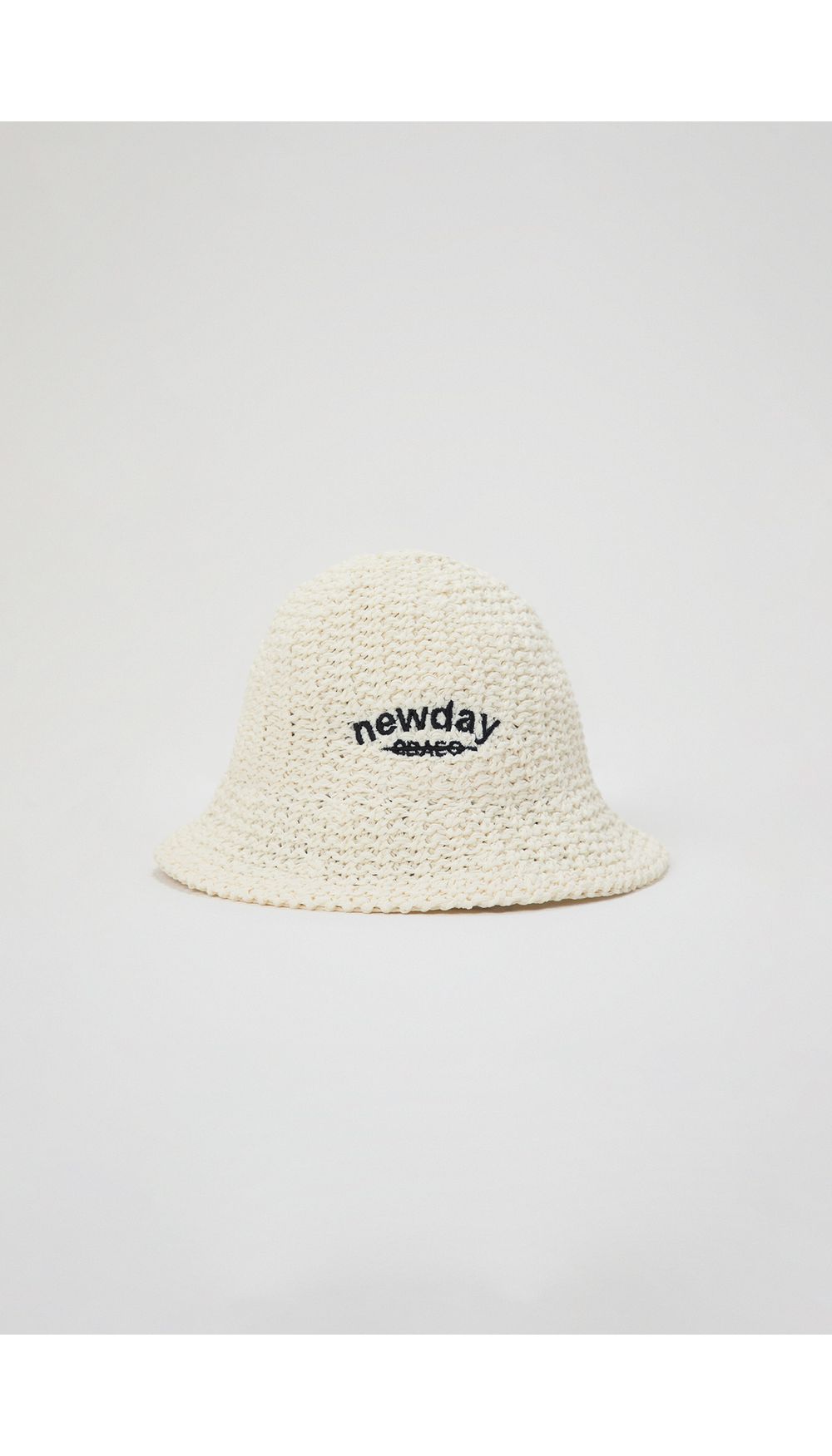 Bucket hat tejido y texto en frontal