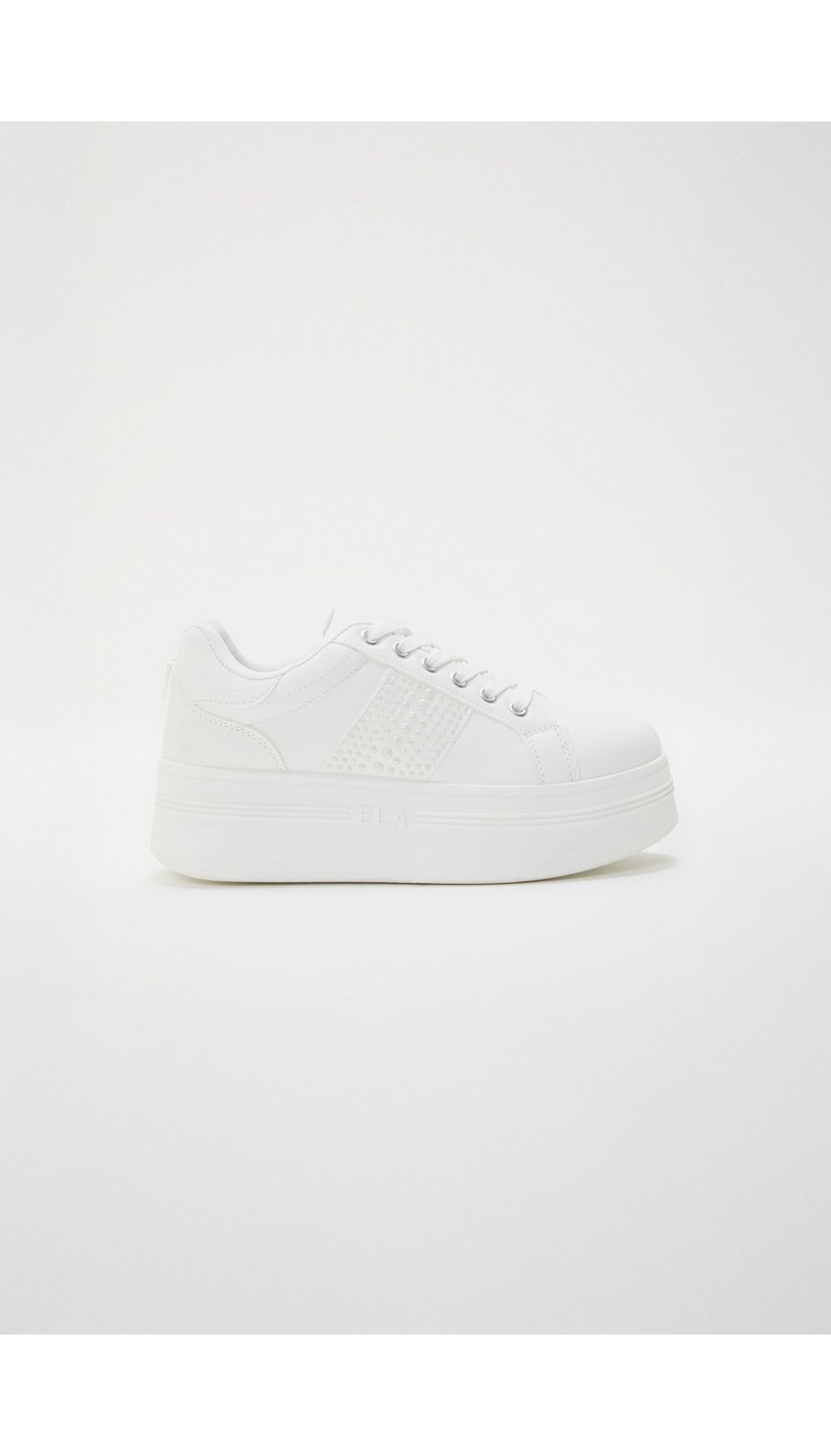 Tenis con detalle de perlas en lateral
