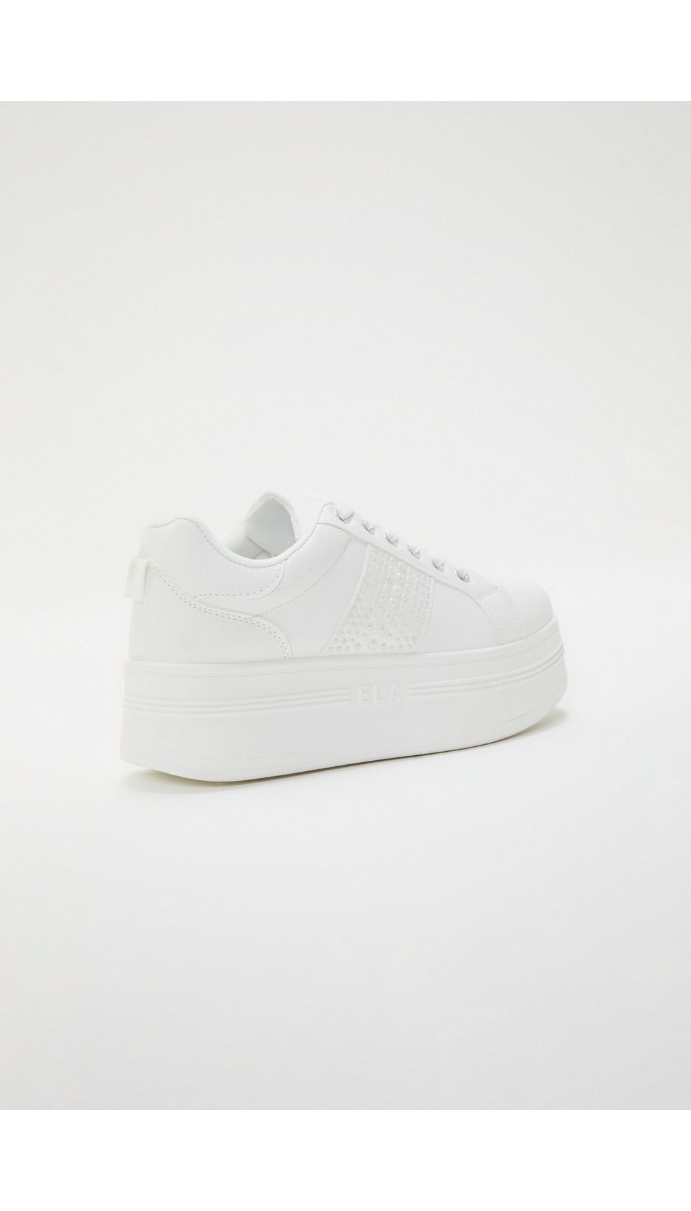 Tenis con detalle de perlas en lateral