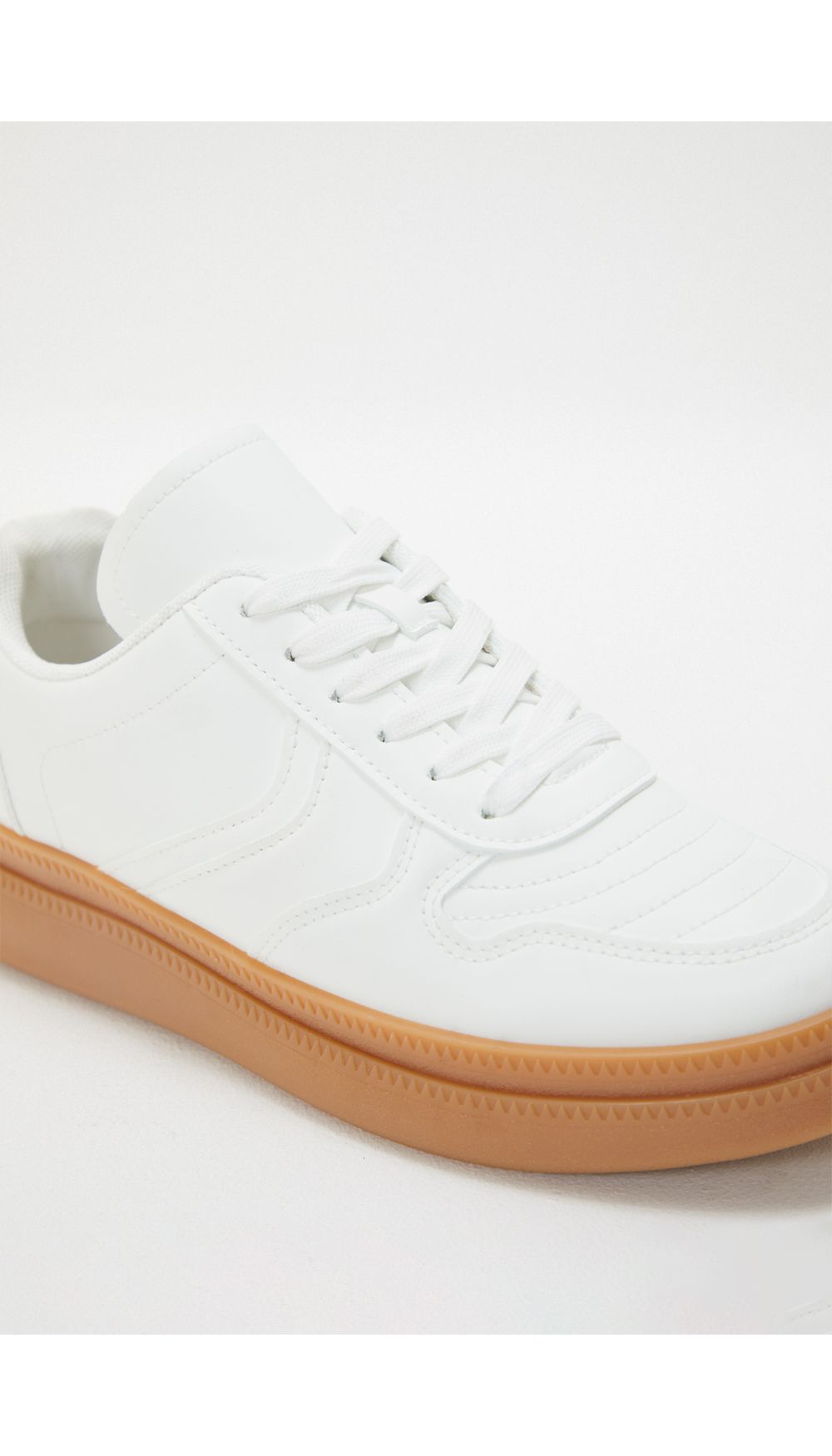 Tenis retro con cortes en lateral
