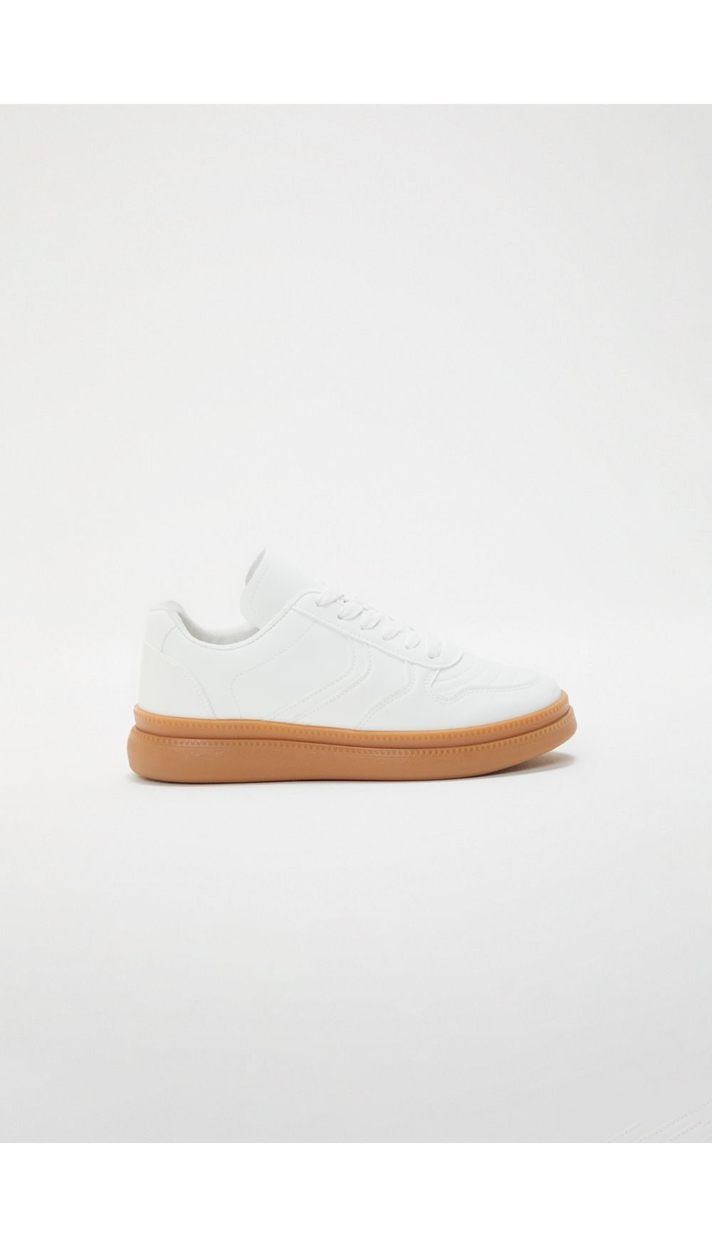 Tenis retro con cortes en lateral